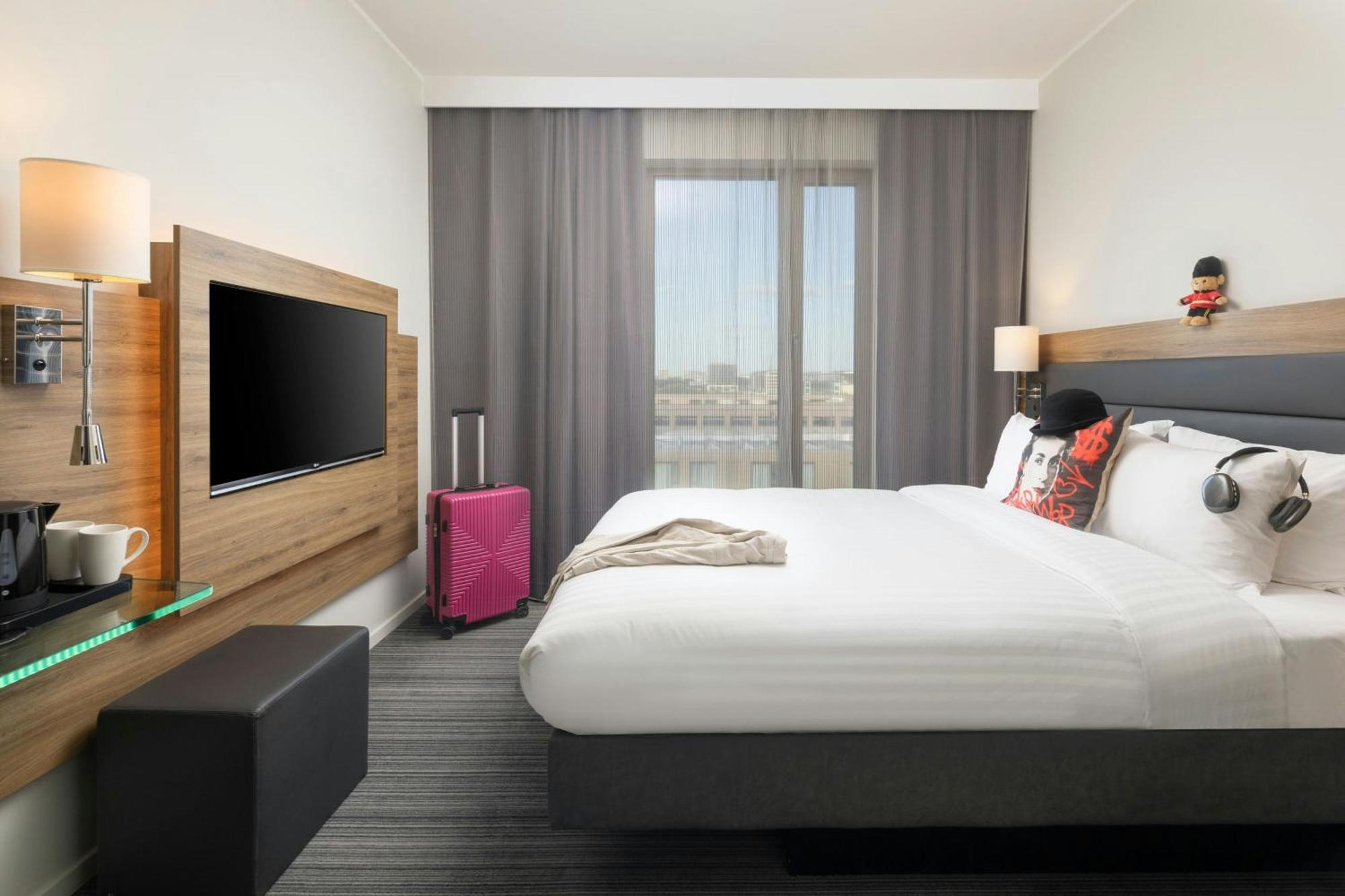 Moxy Queen Room