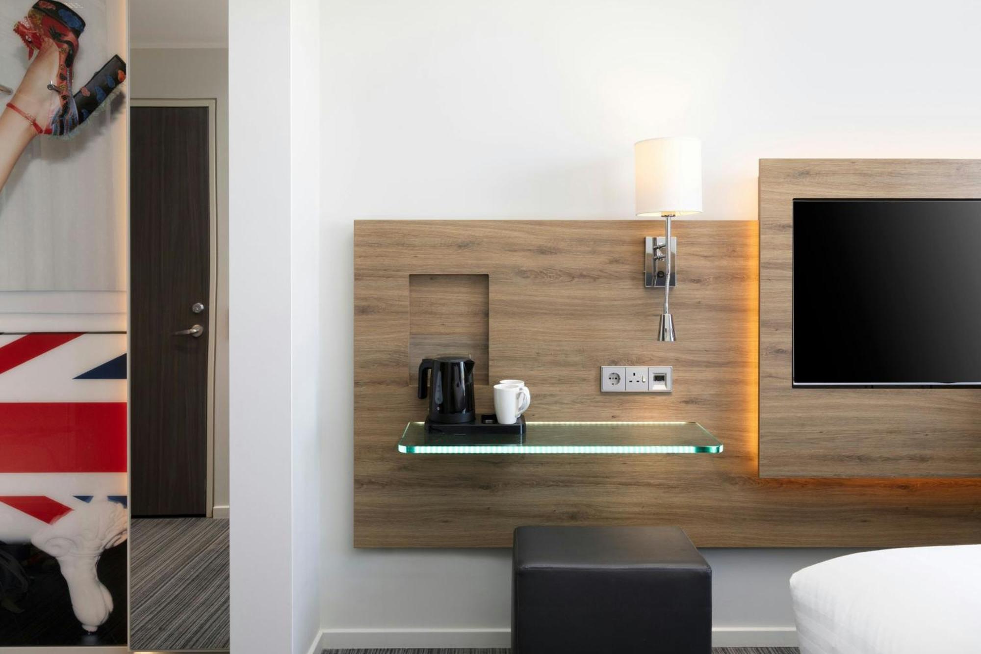 Moxy Queen Room