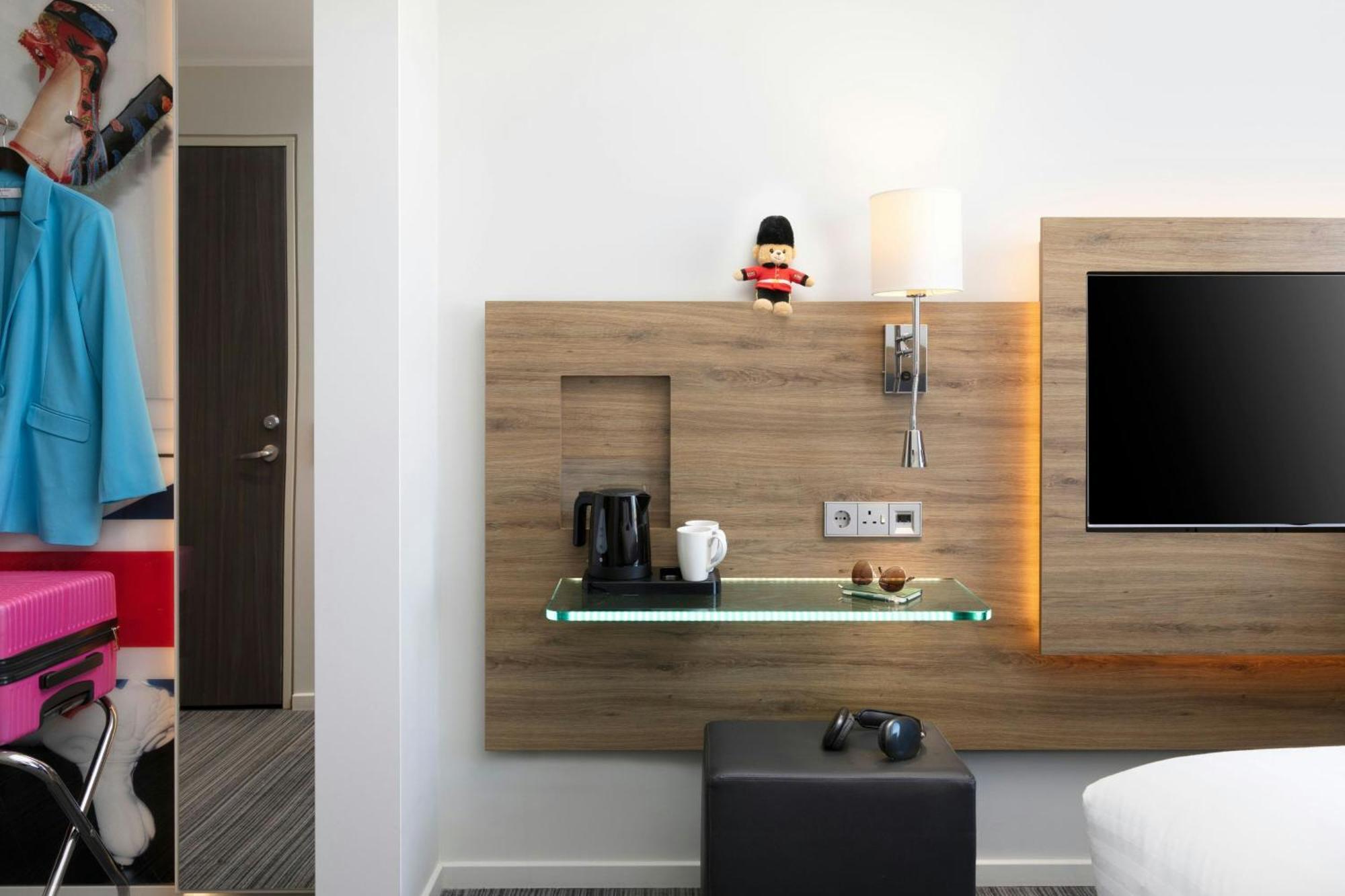 Moxy Queen Room