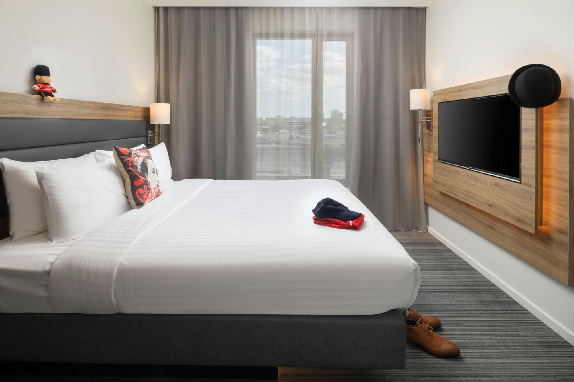 Moxy Queen Room