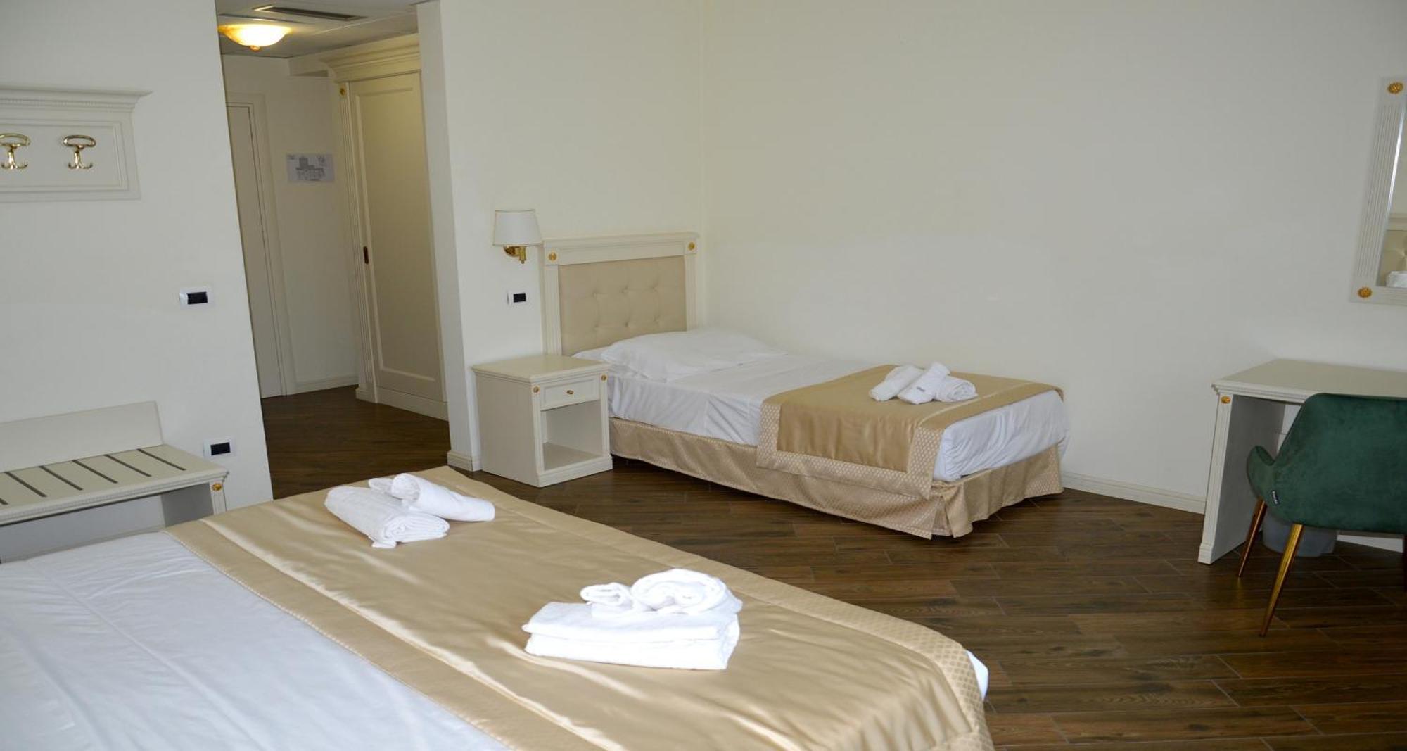 Comfort Queen Room Extra Single Bed