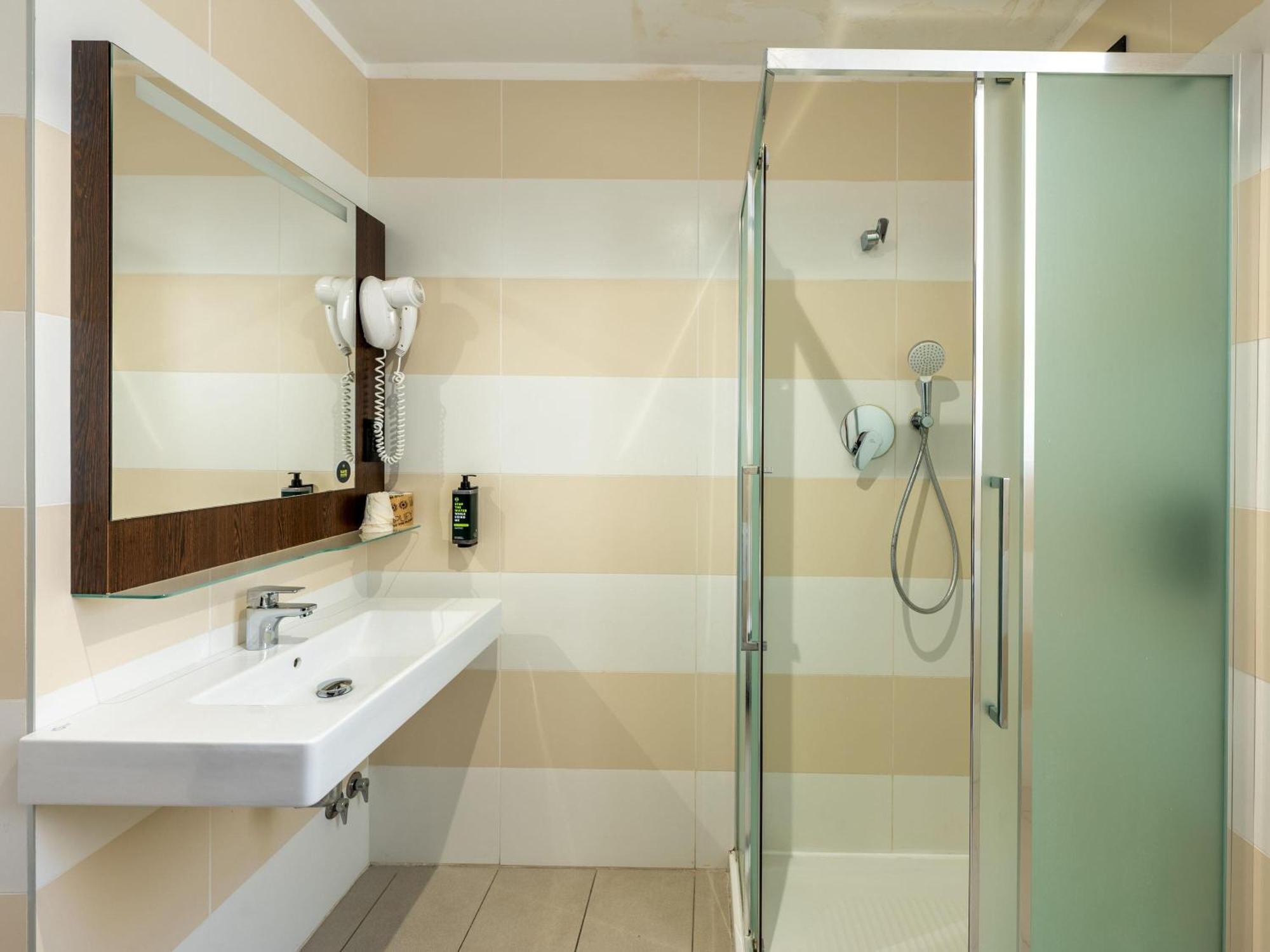 Single Room,1743126233:JPEG