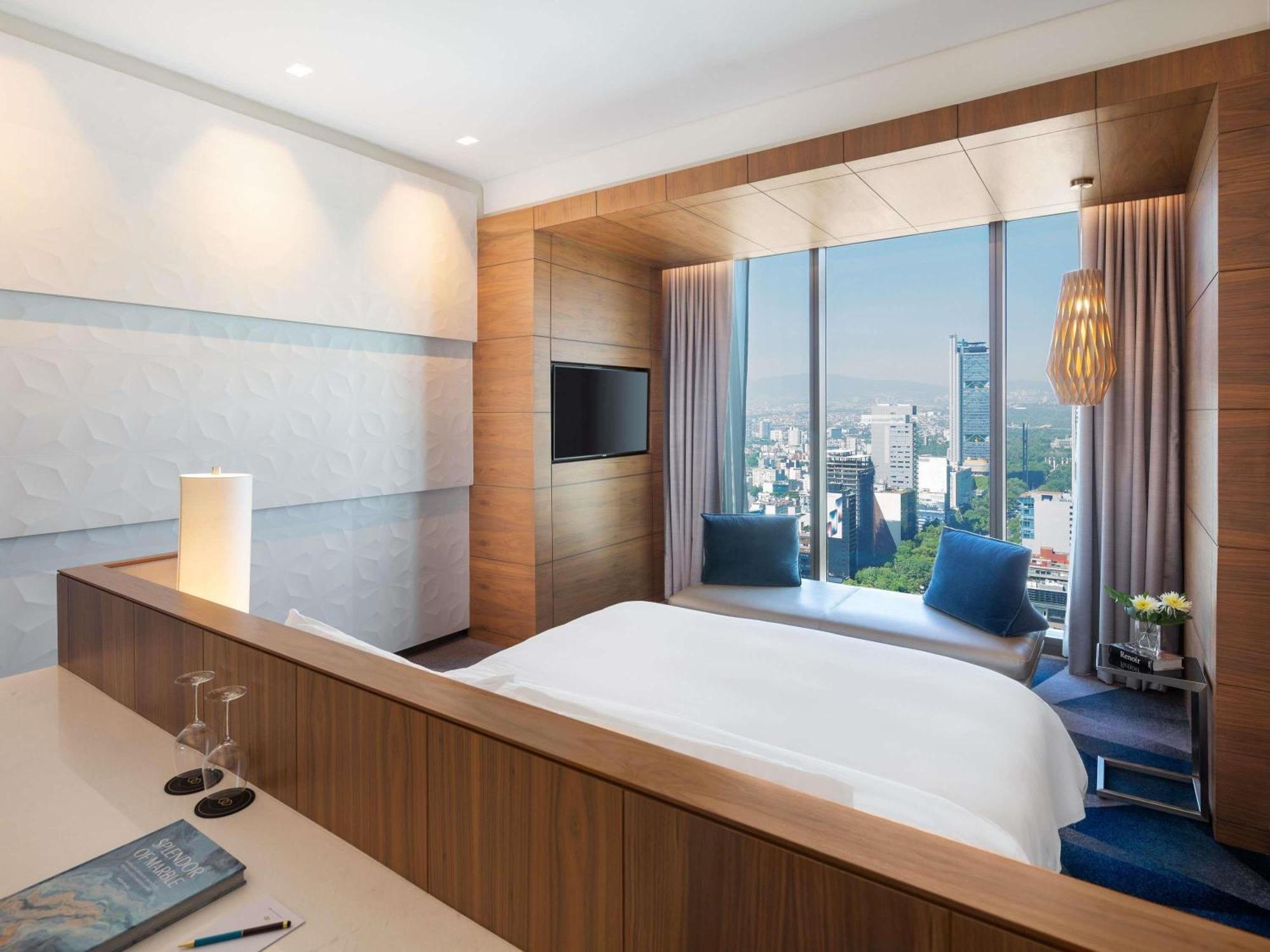 Habitación de lujo con cama extragrande y vistas a la ciudad