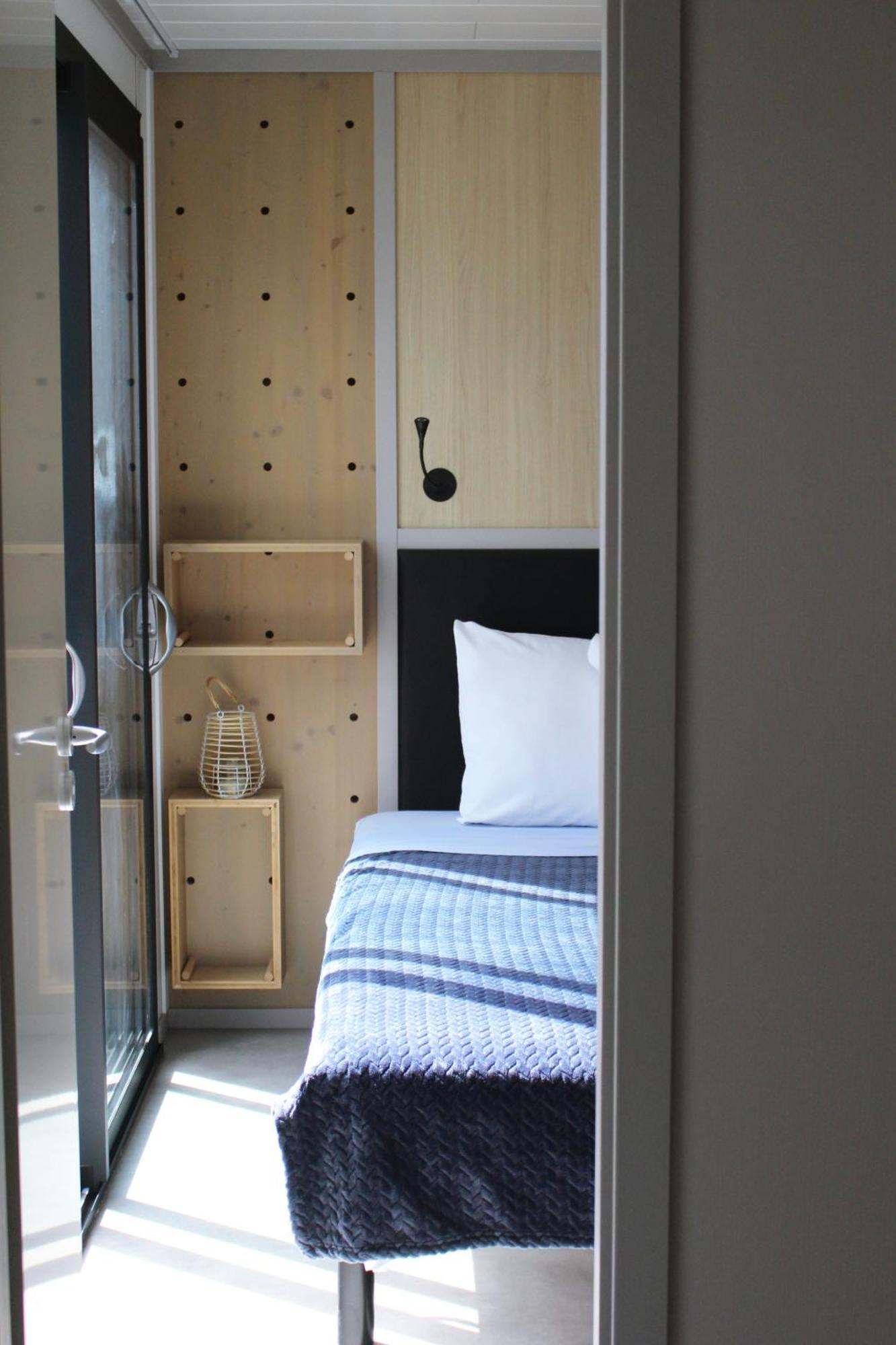 One-Bedroom LodgeBoat Yacht Club Side