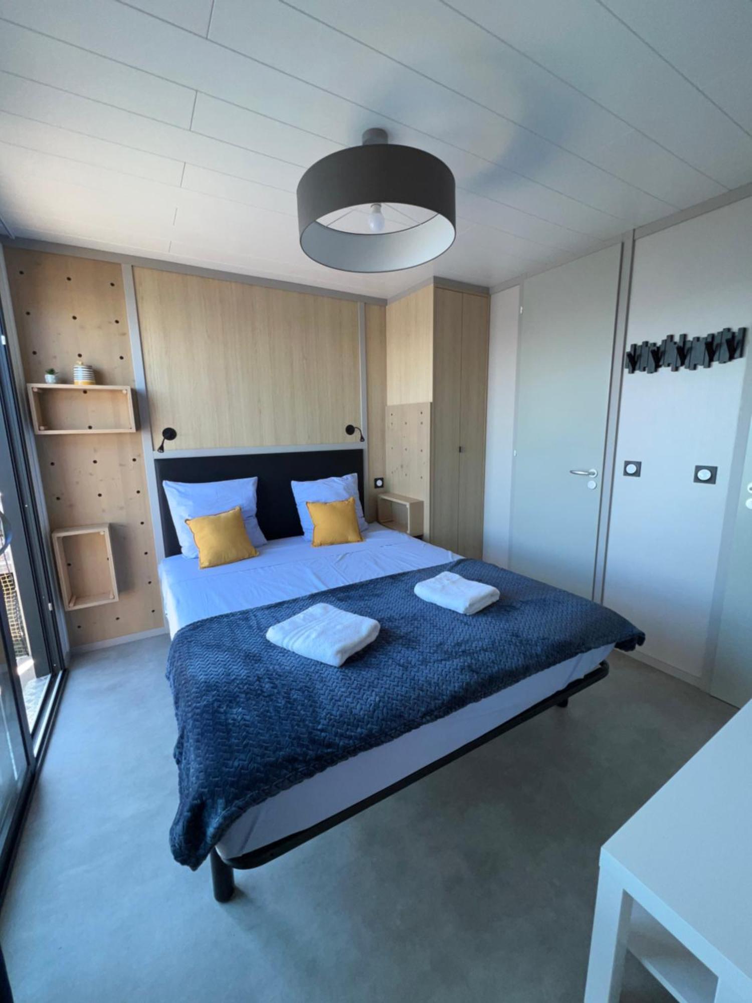 One-Bedroom LodgeBoat Yacht Club Side