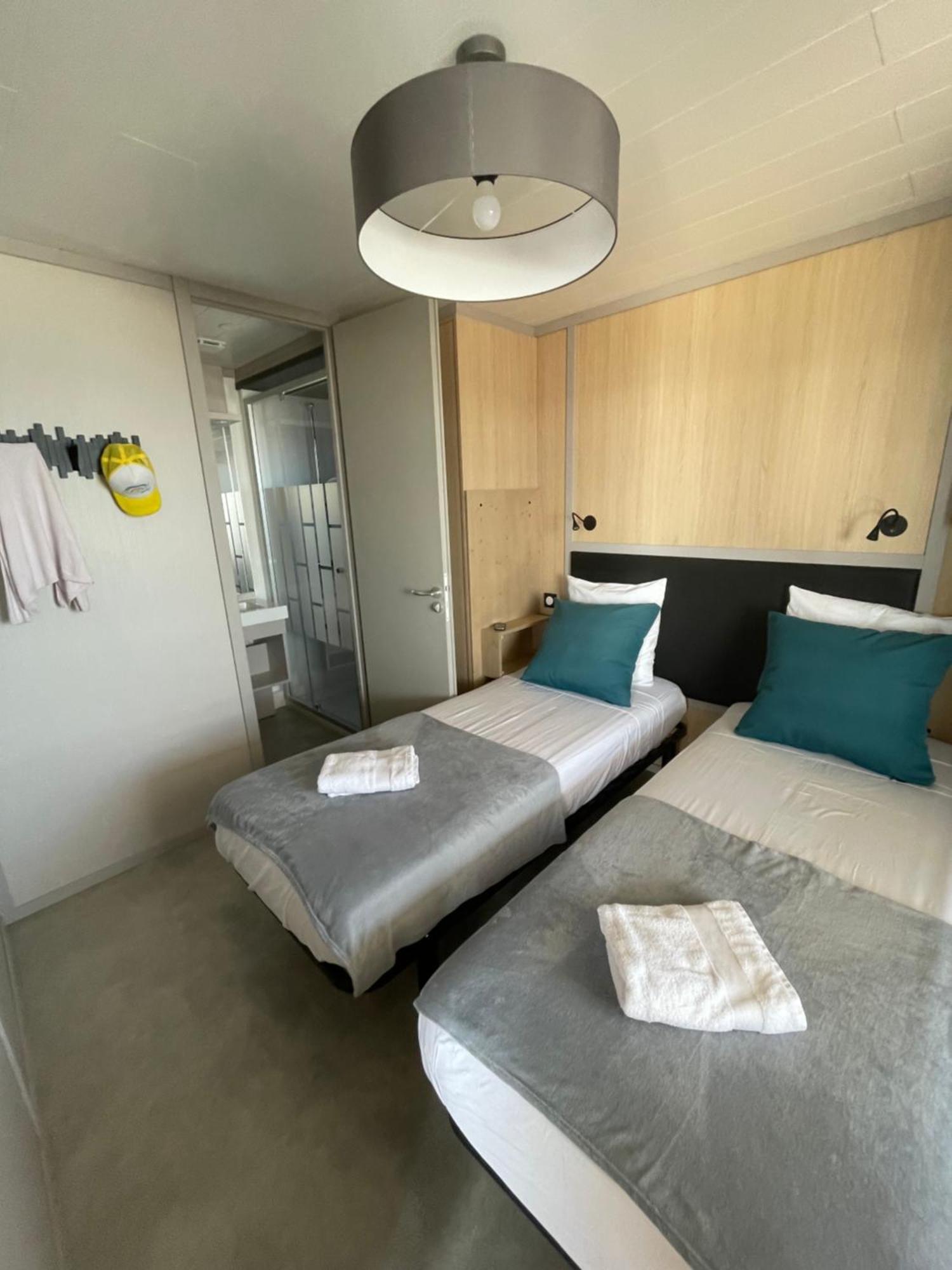 Two-Bedroom LodgeBoat Grand Large Side