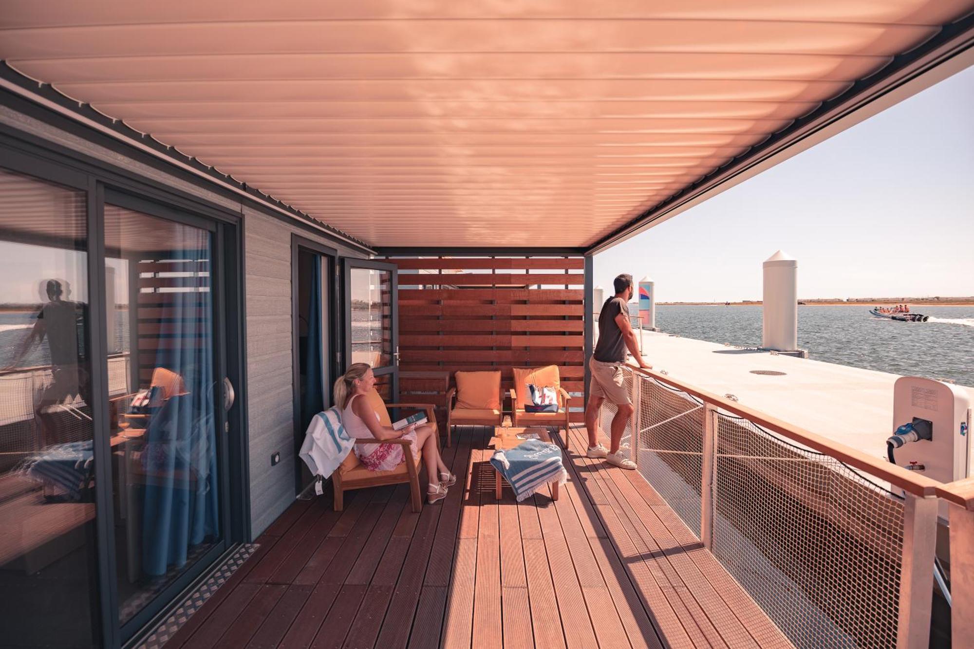 One-Bedroom LodgeBoat Grand Large Side