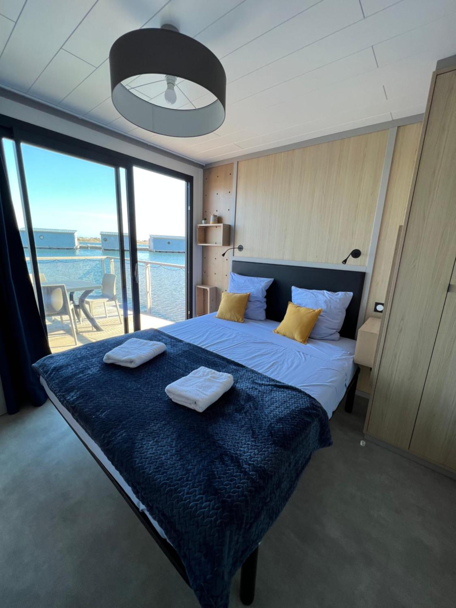 One-Bedroom LodgeBoat Yacht Club Side