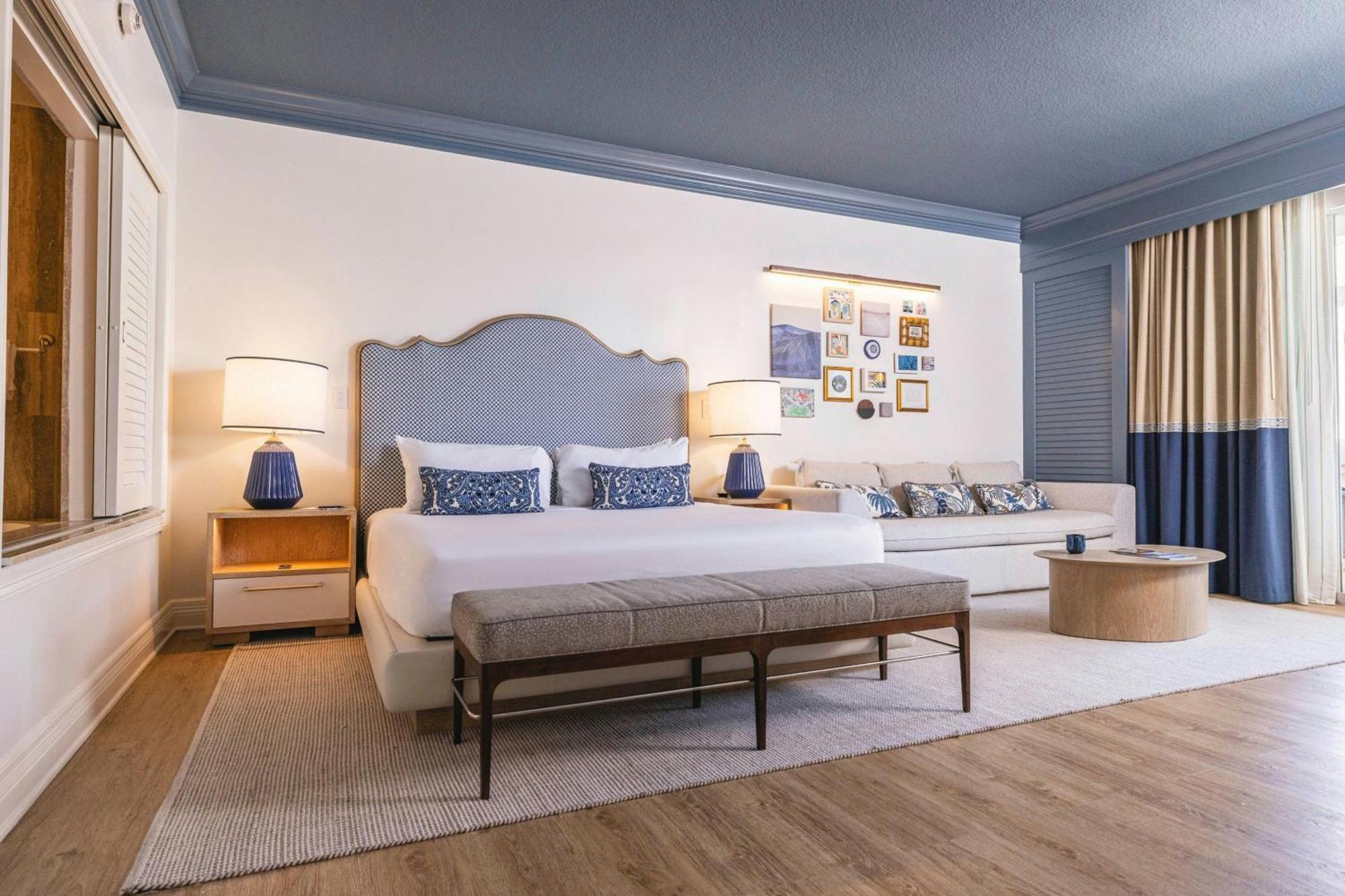 Deluxe King Room Sofa Bed City View