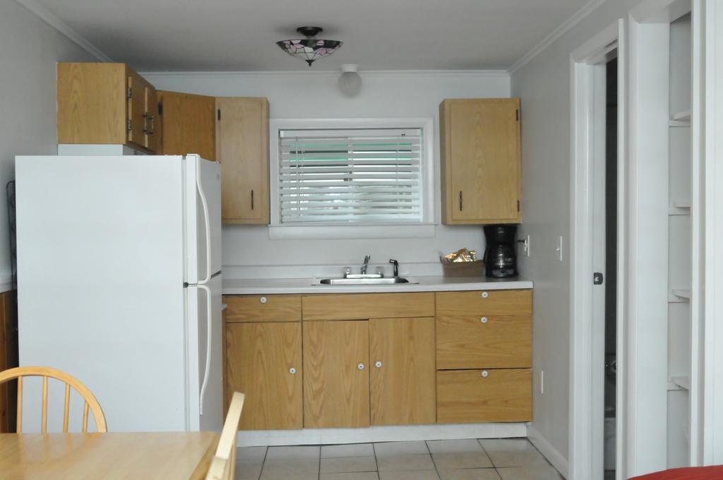 Studio King Bed & Full Kitchen