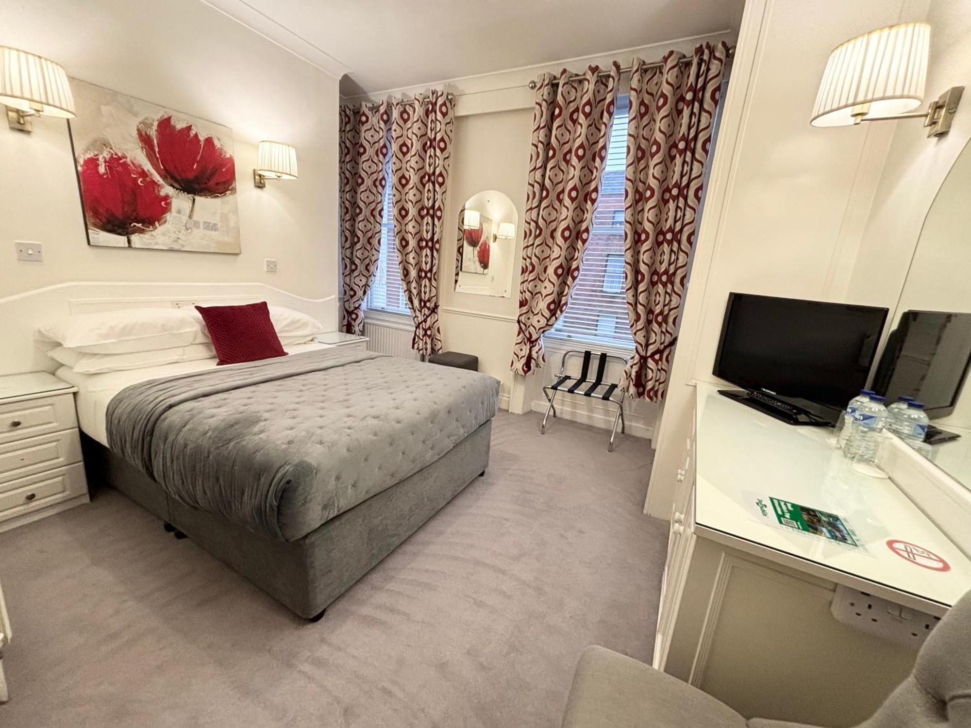 Room a double bed 1 single bed