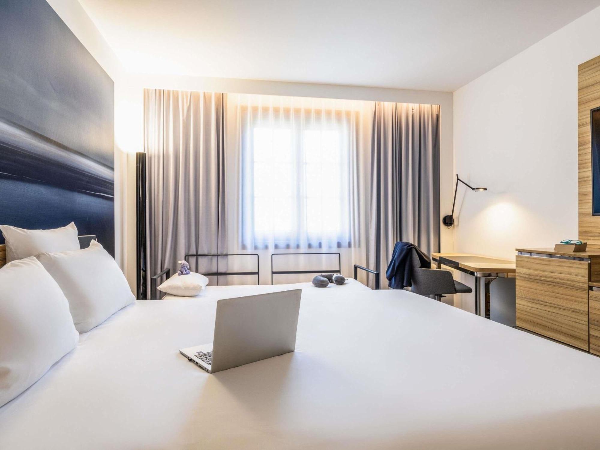 Quarto Superior com Cama de Casal e Sofá