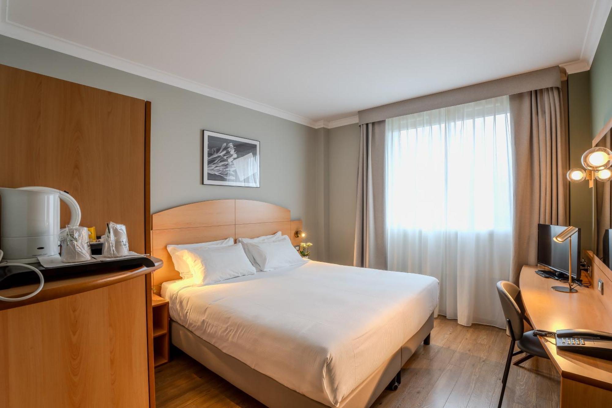 Standard Queen Room