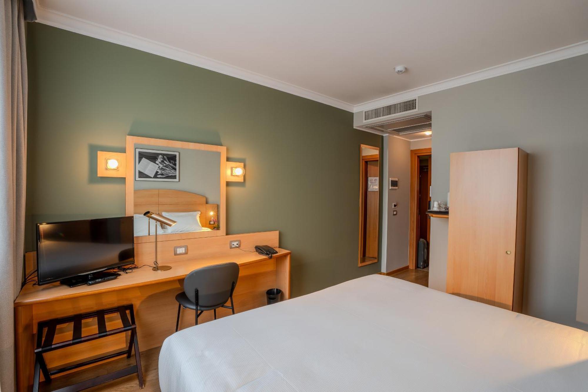 Standard Queen Room