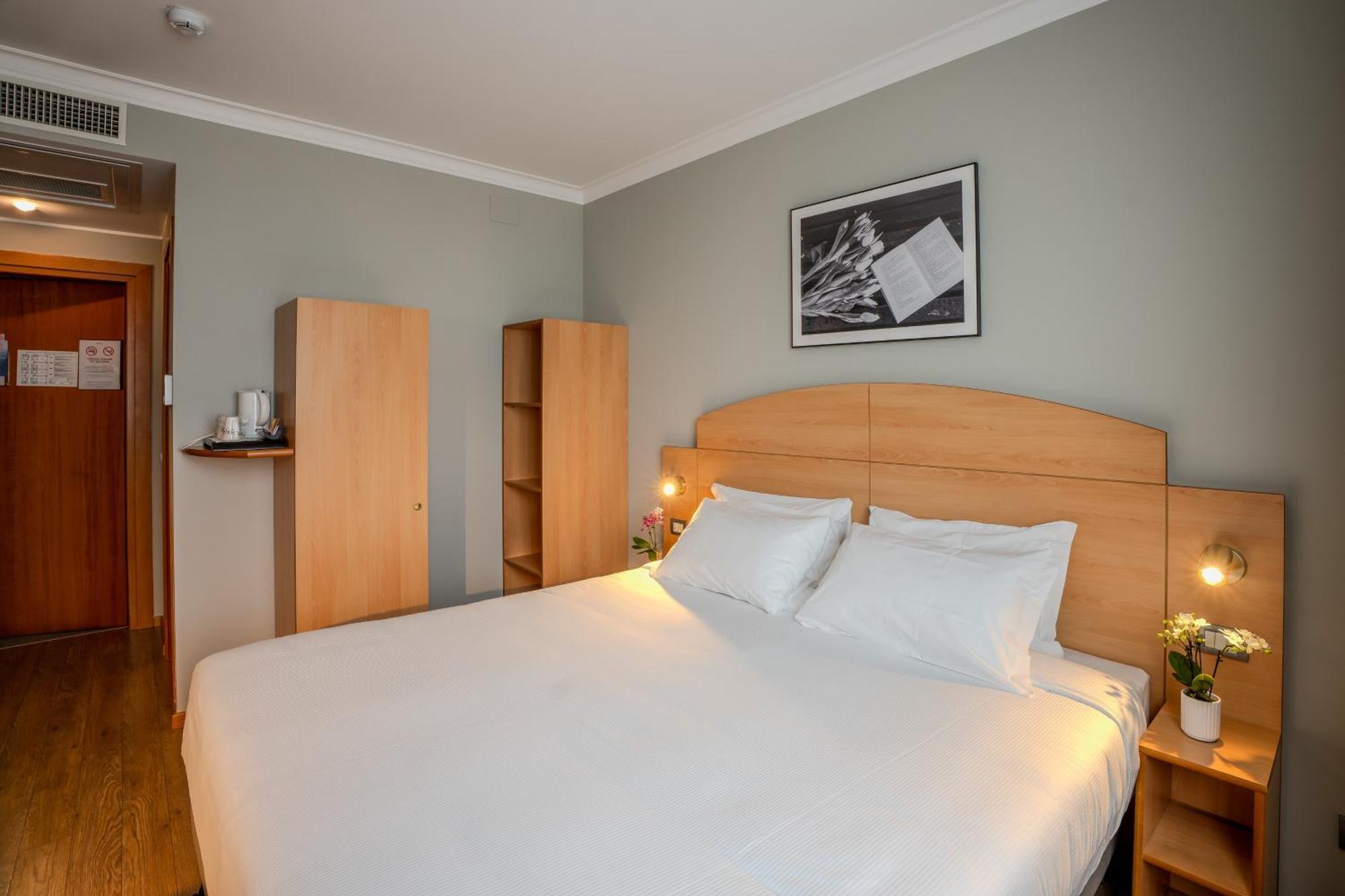 Standard Queen Room
