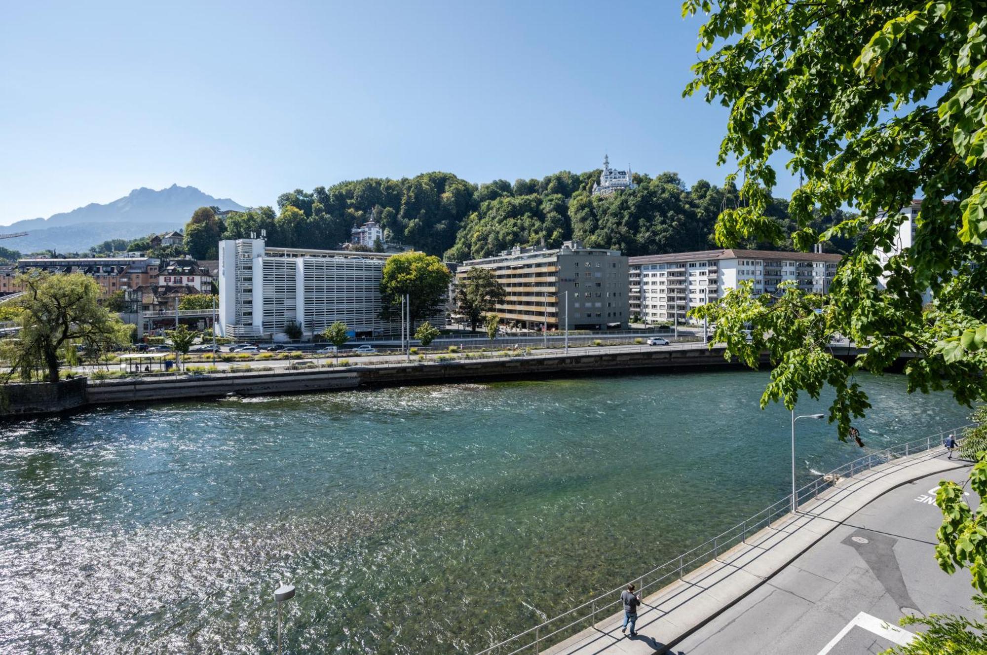 Tweepersoonskamer met Balkon en Uitzicht op de Rivier en de Bergen