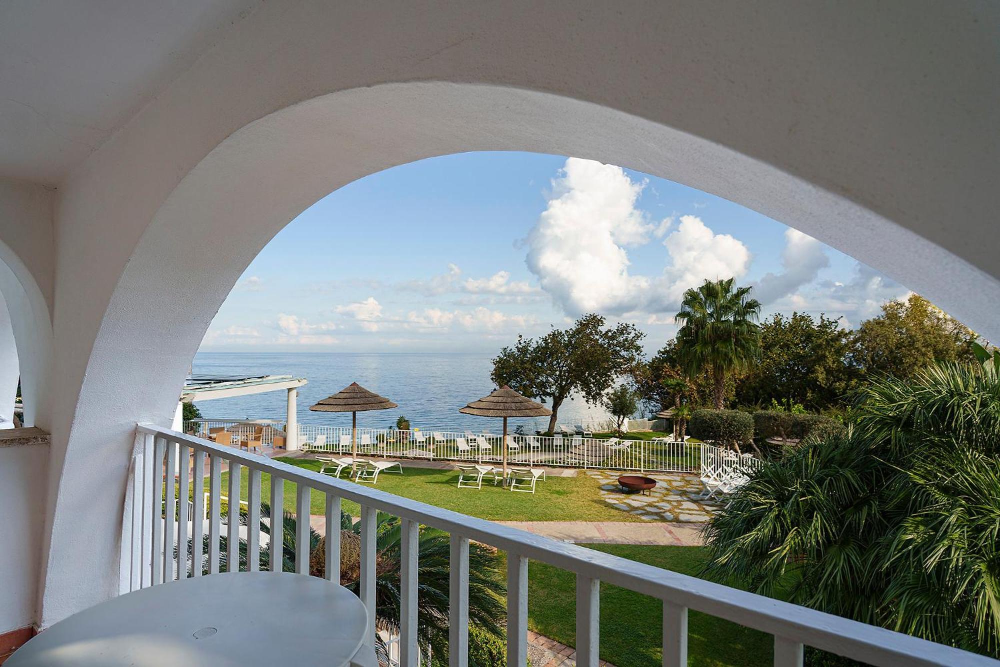 Double or Twin Room Sea View