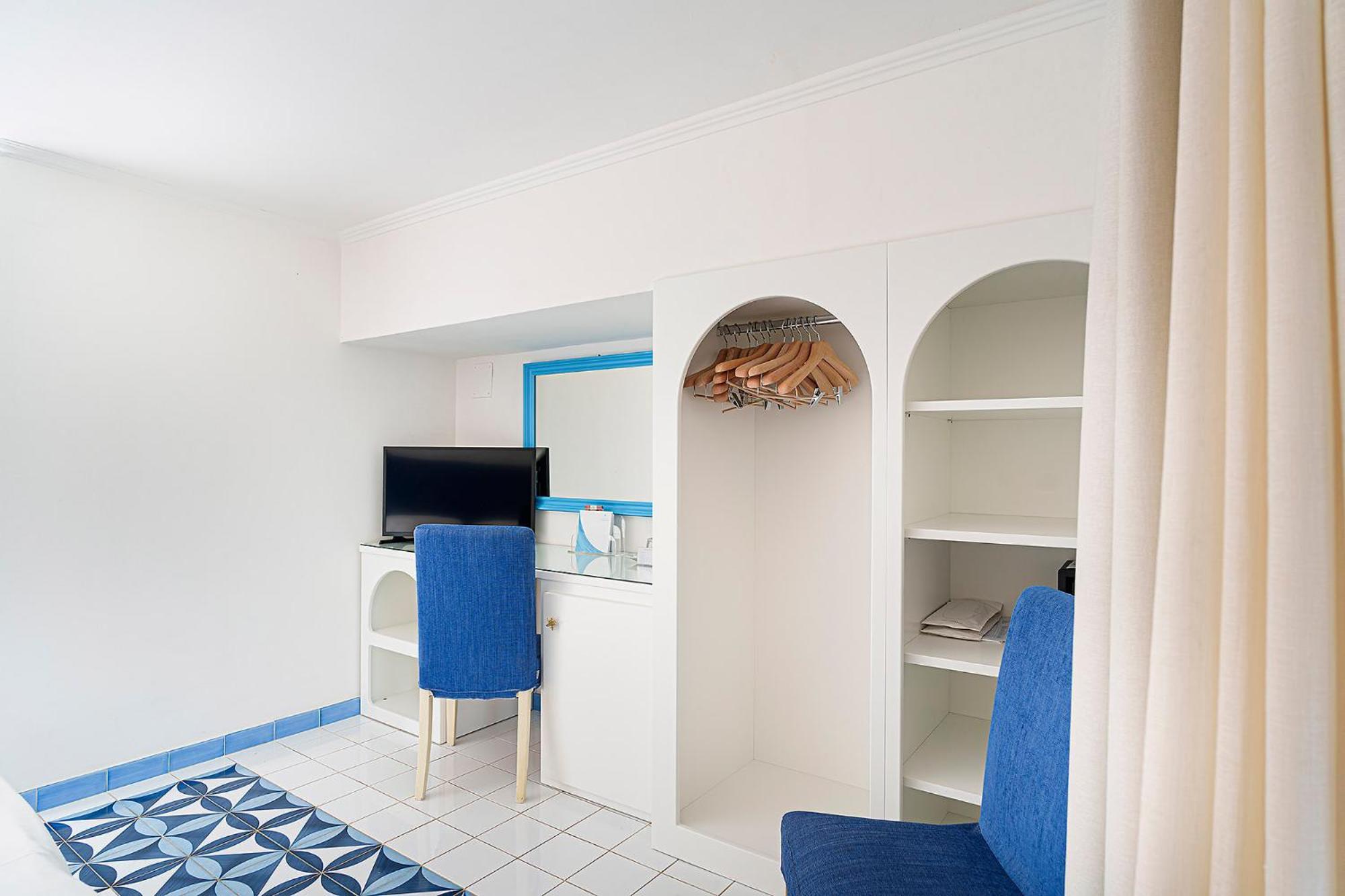 Double or Twin Room Sea View
