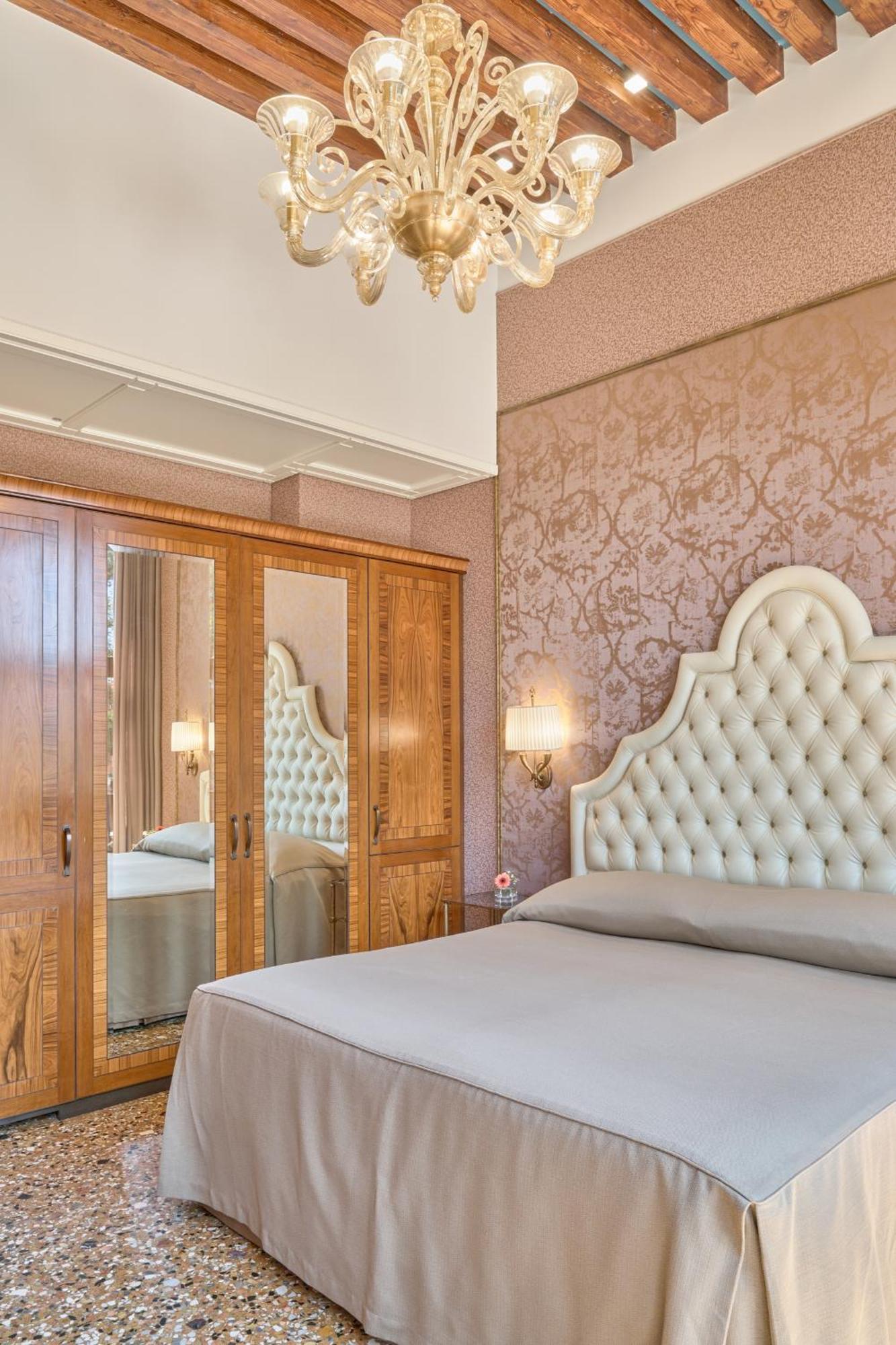 Deluxe Double or Twin Room Canal View