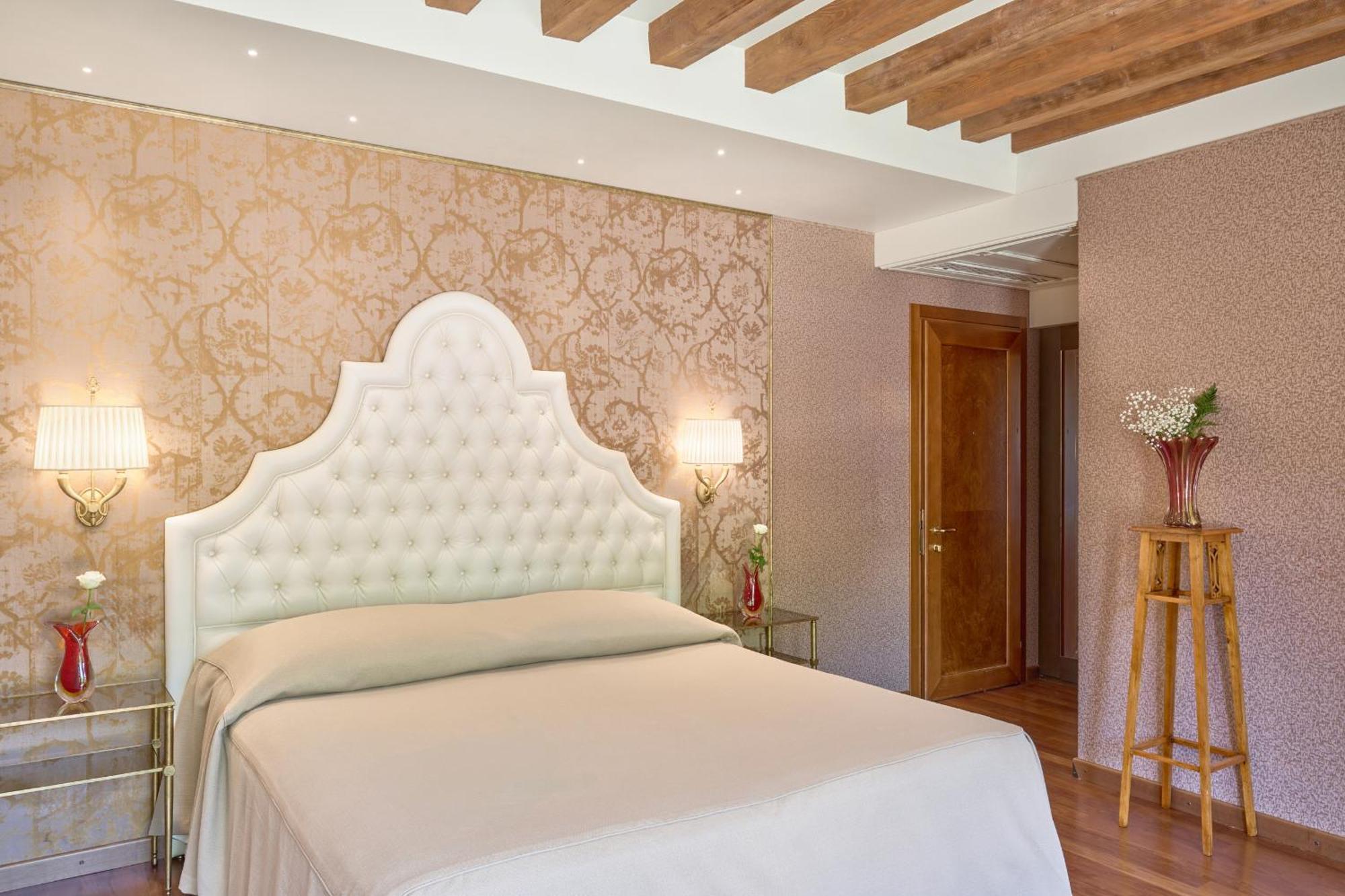 Deluxe Double or Twin Room Canal View
