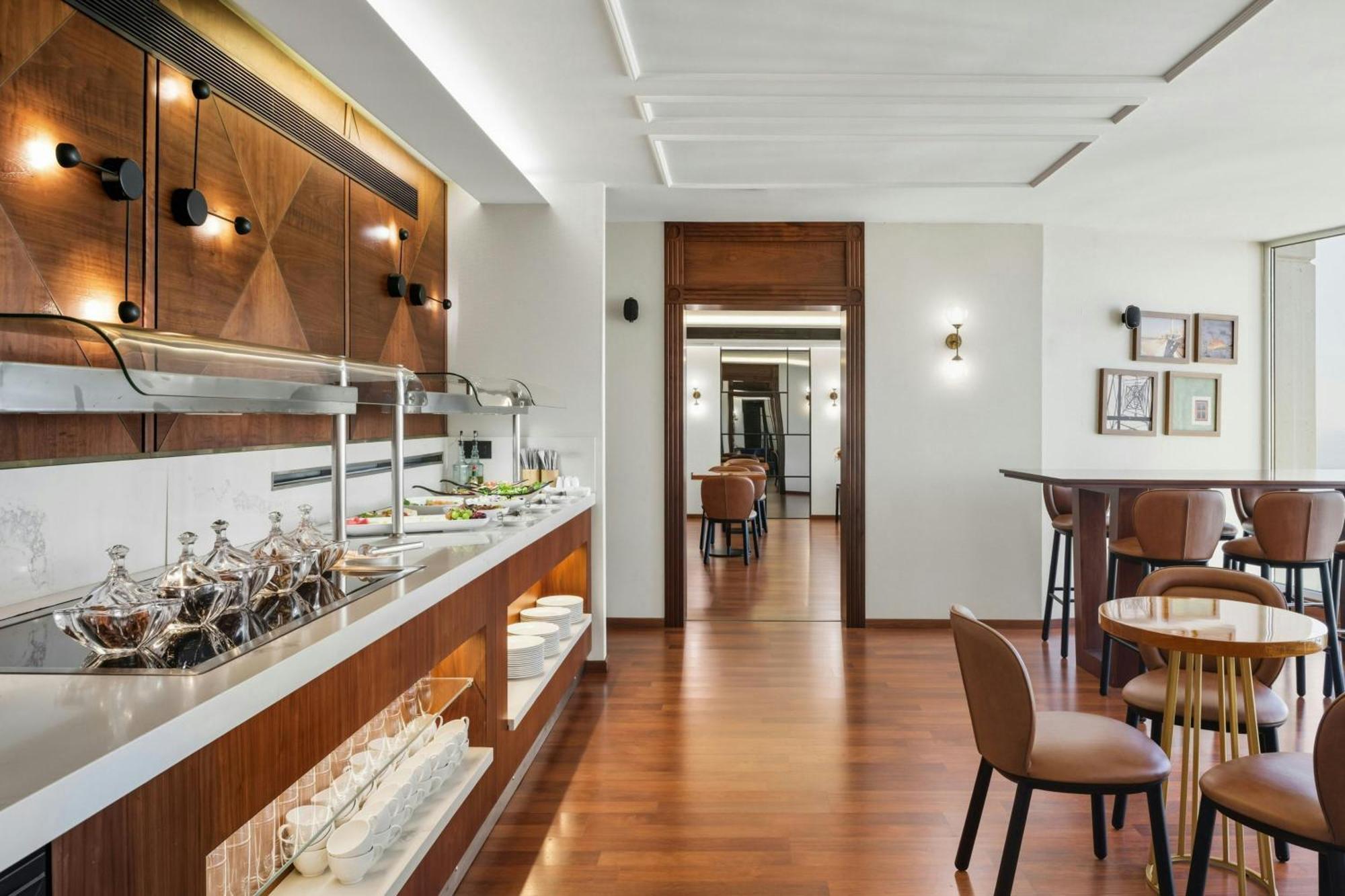 Club lounge access Executive Guest room 1 King Sea view