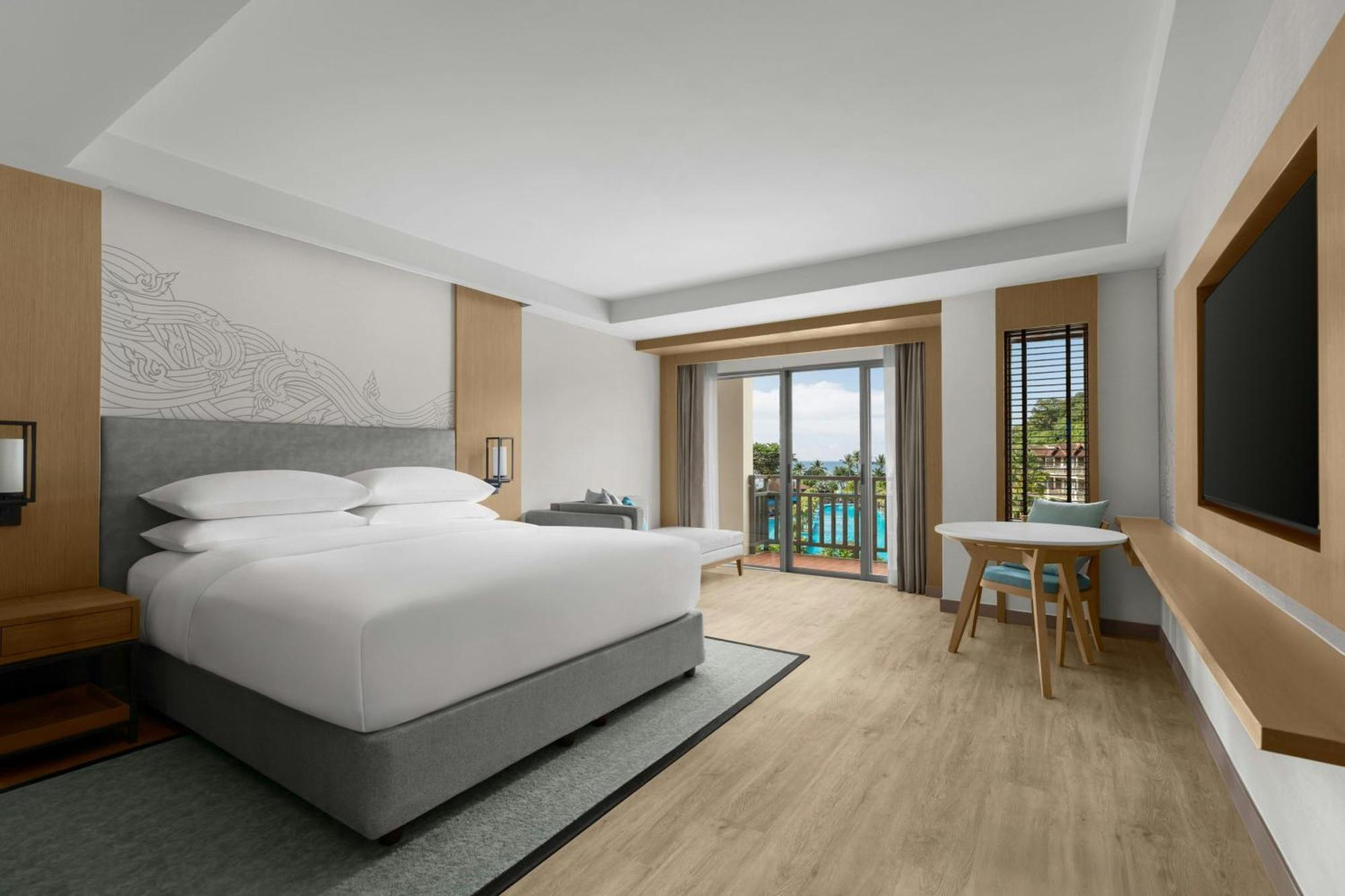 Larger Guest room 1 King Pool view