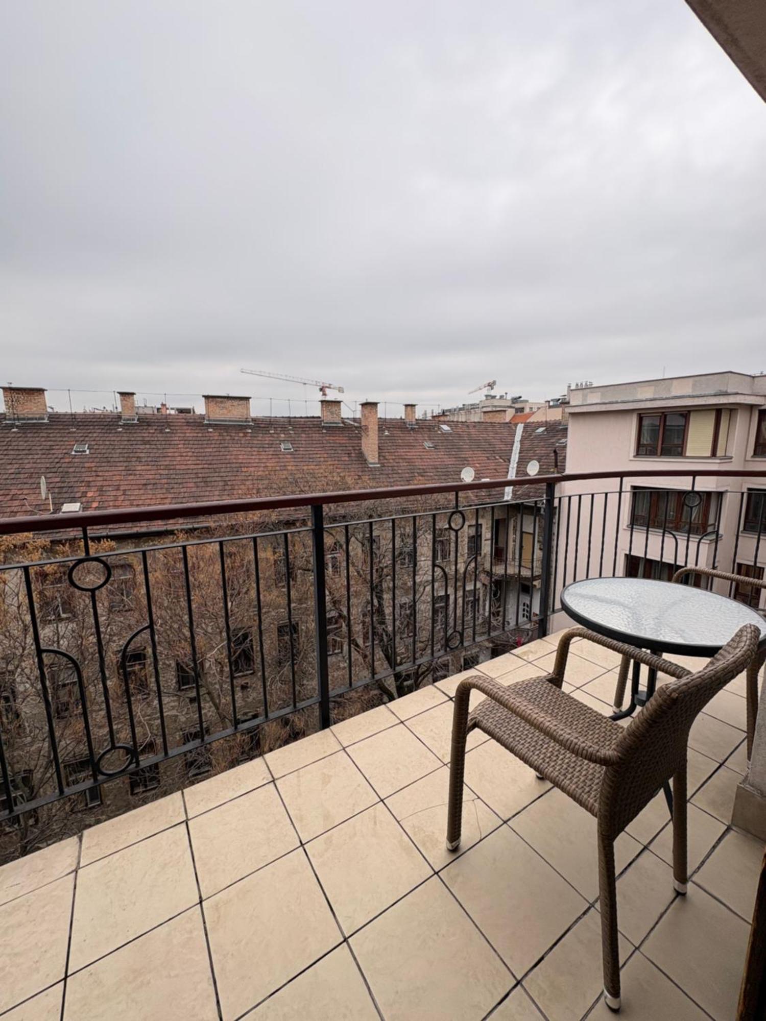 Deluxe One-Bedroom Apartment Balcony