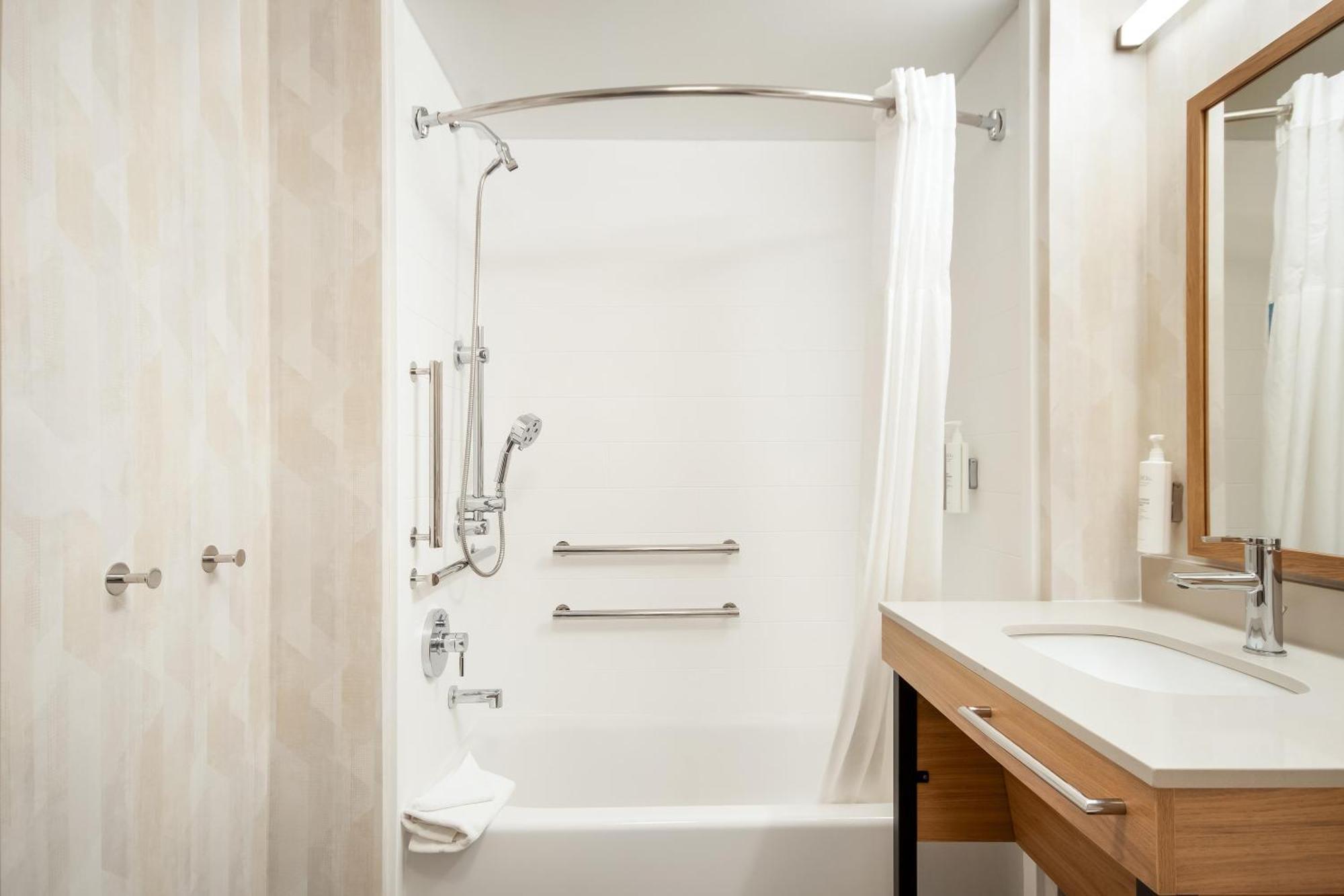Queen Room Two Queen Beds Mobility Hearing Access or Non-Smoking