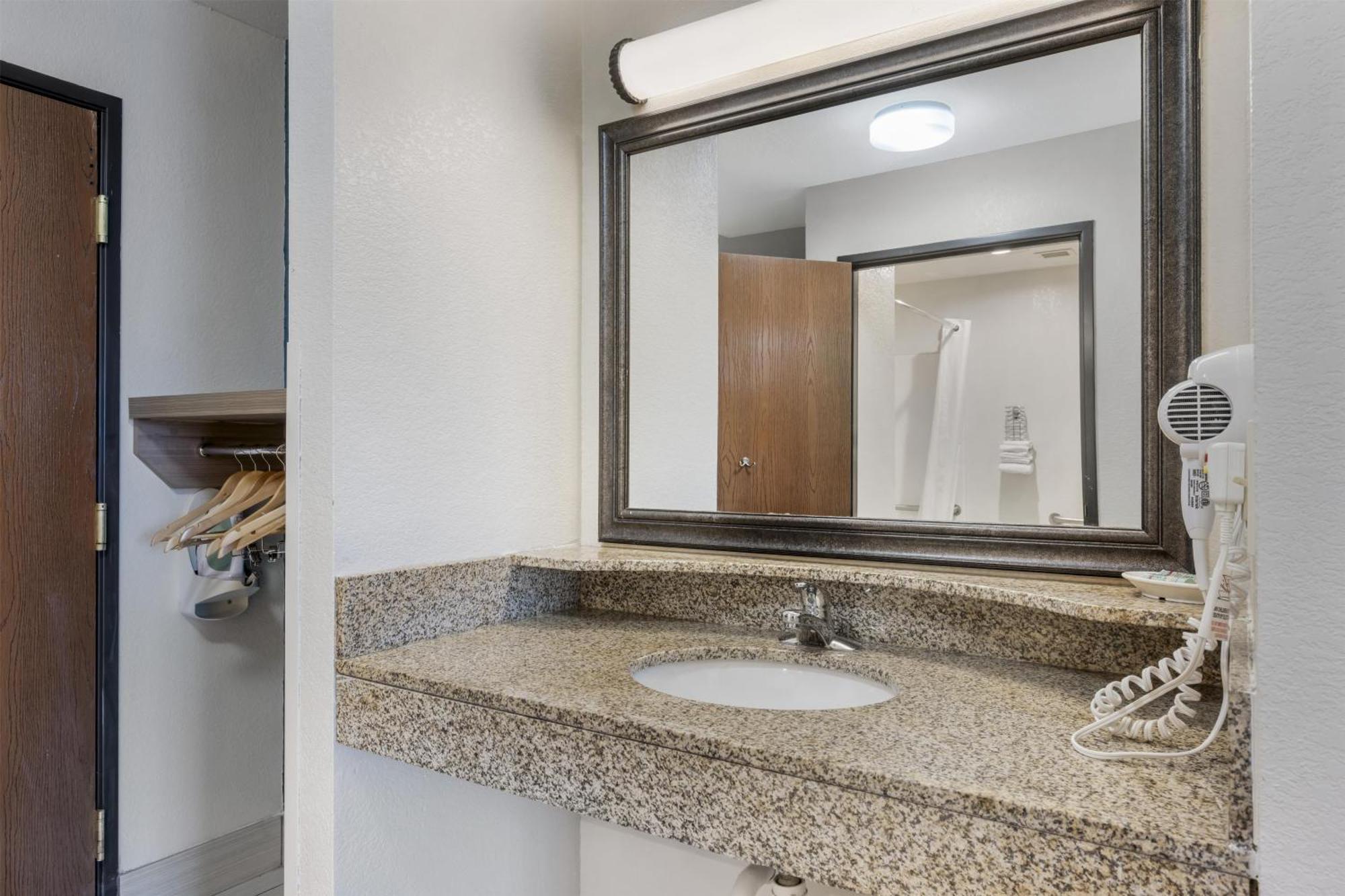 King Room Bath Tub Disability Access or Non-Smoking