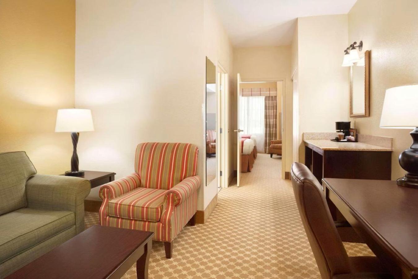 One-Bedroom Queen Suite Two Queen Beds Non-Smoking