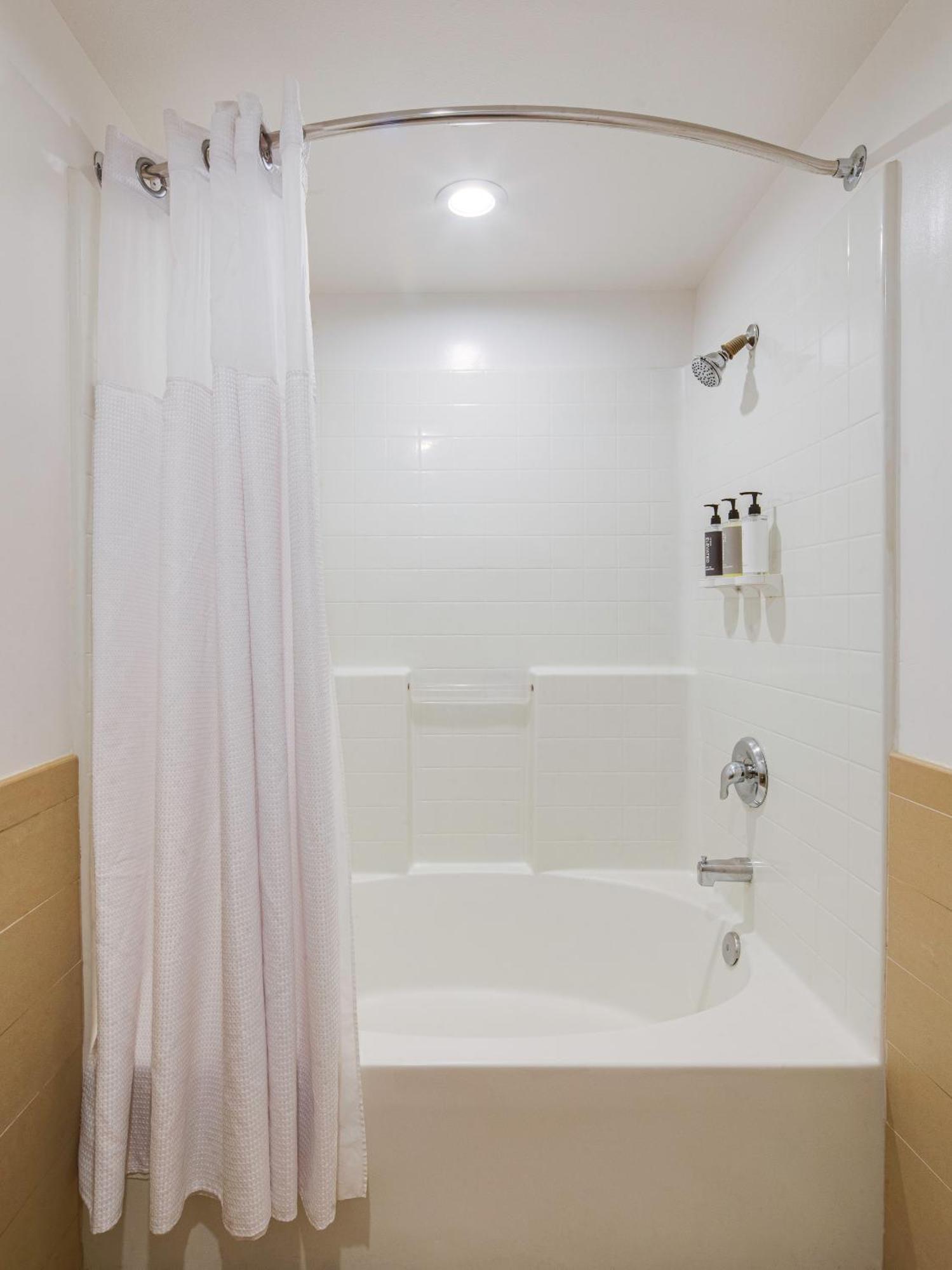 Deluxe Queen Suite