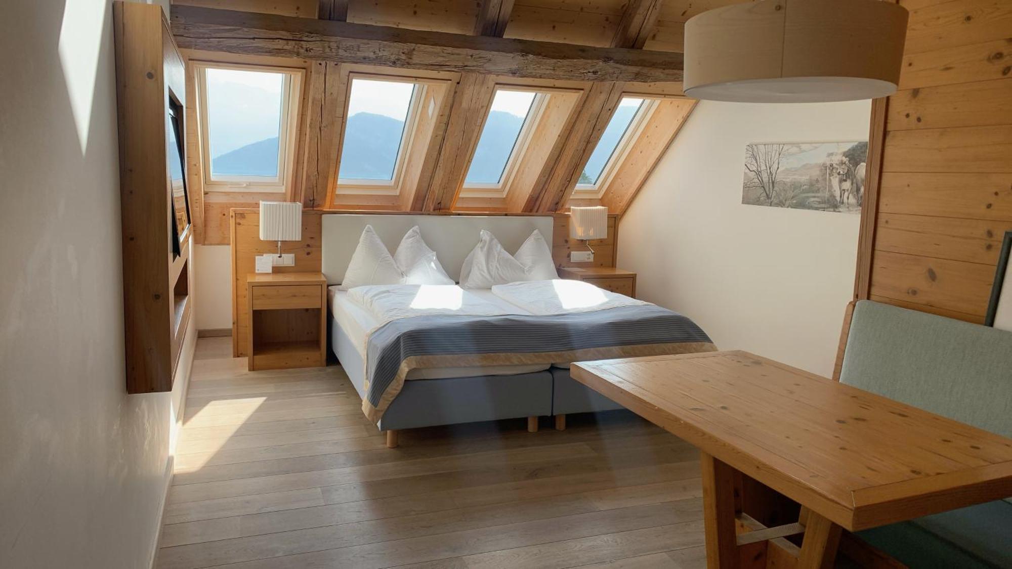 Twin Room Lake View