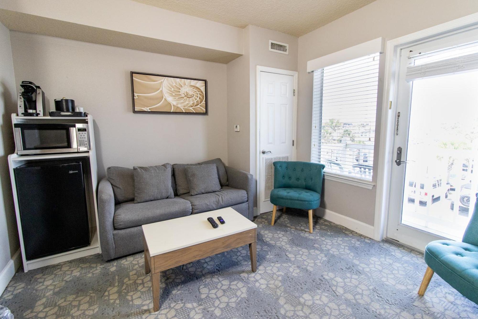 Deluxe Queen Suite