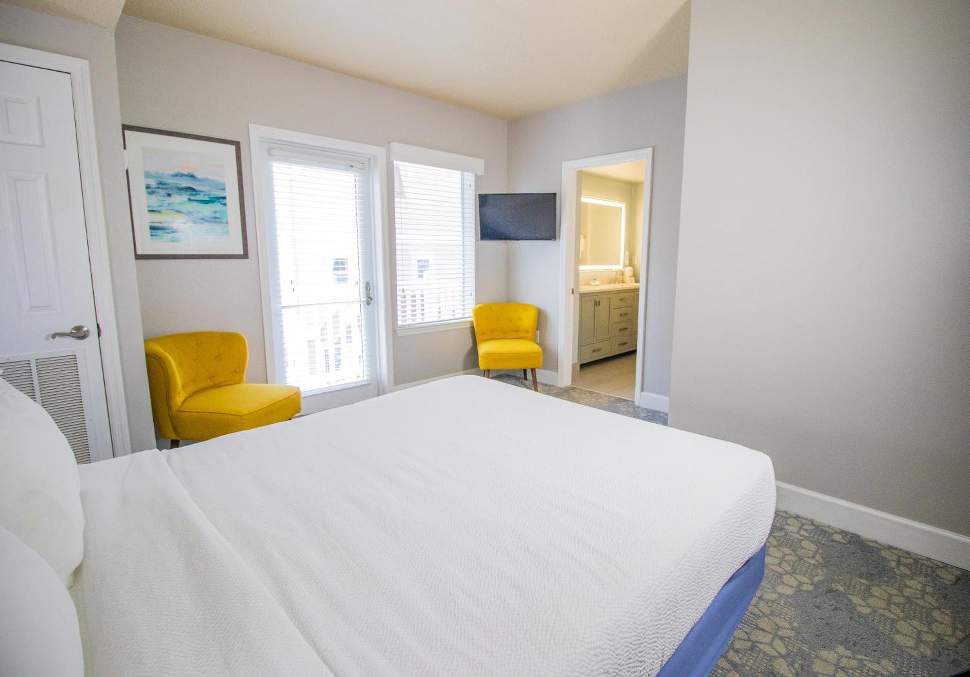 Deluxe Queen Suite