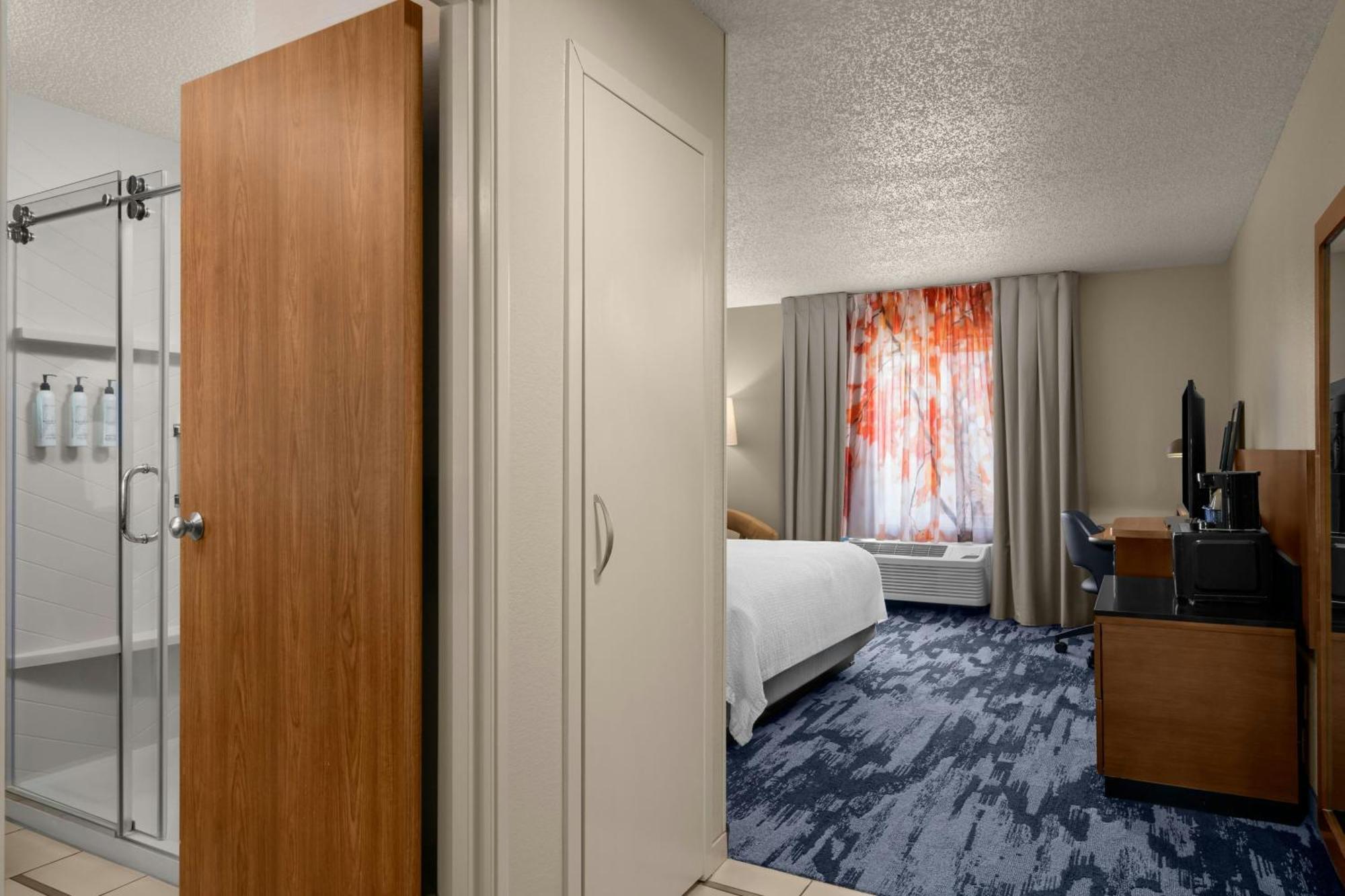 King Room Bathtub Mobility Access or Hearing Accessible