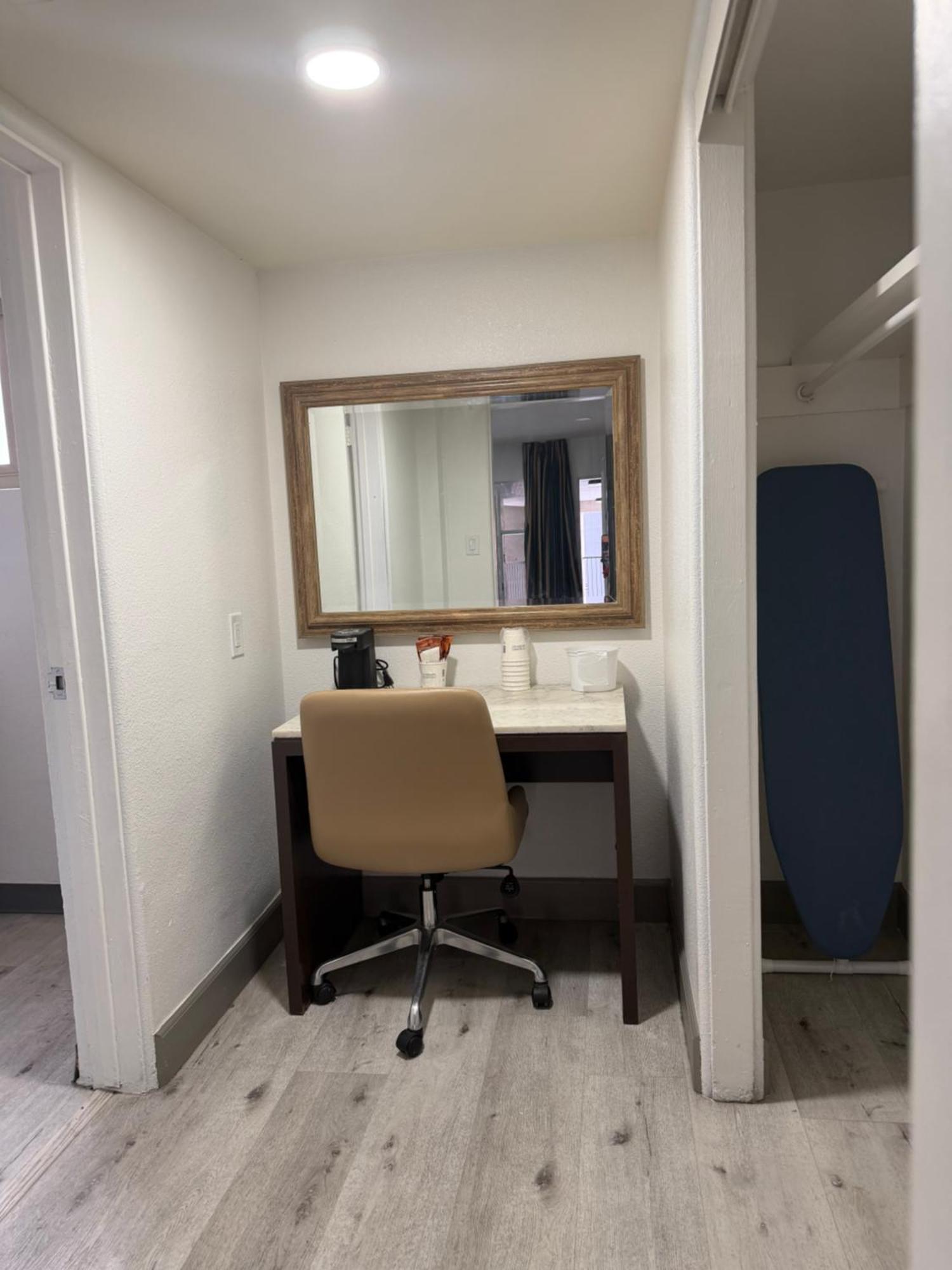King Room Mobility Access Bathtub Grab Bars Non-Smoking