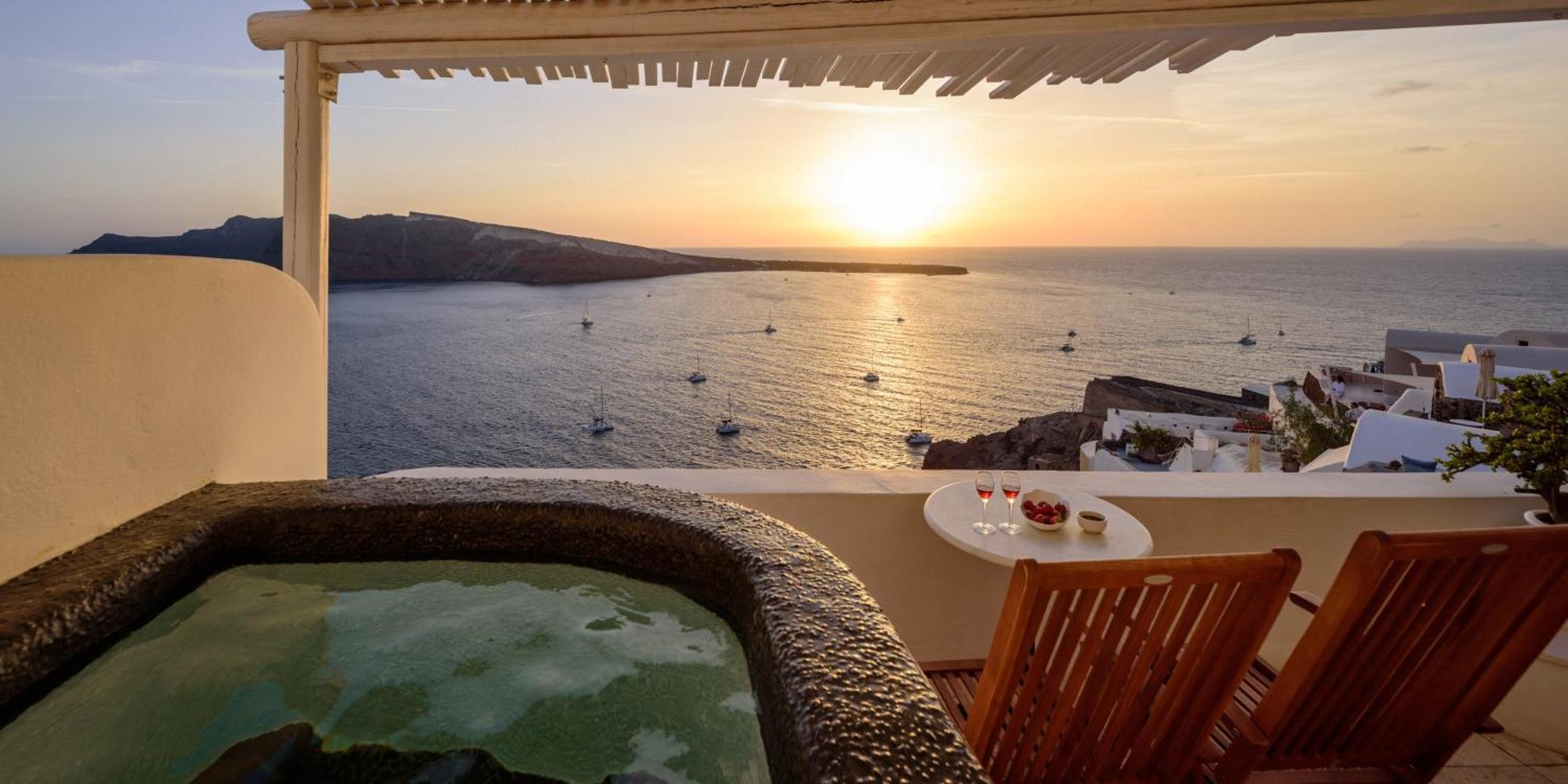 Superior Suite Private Whirlpool & Caldera View