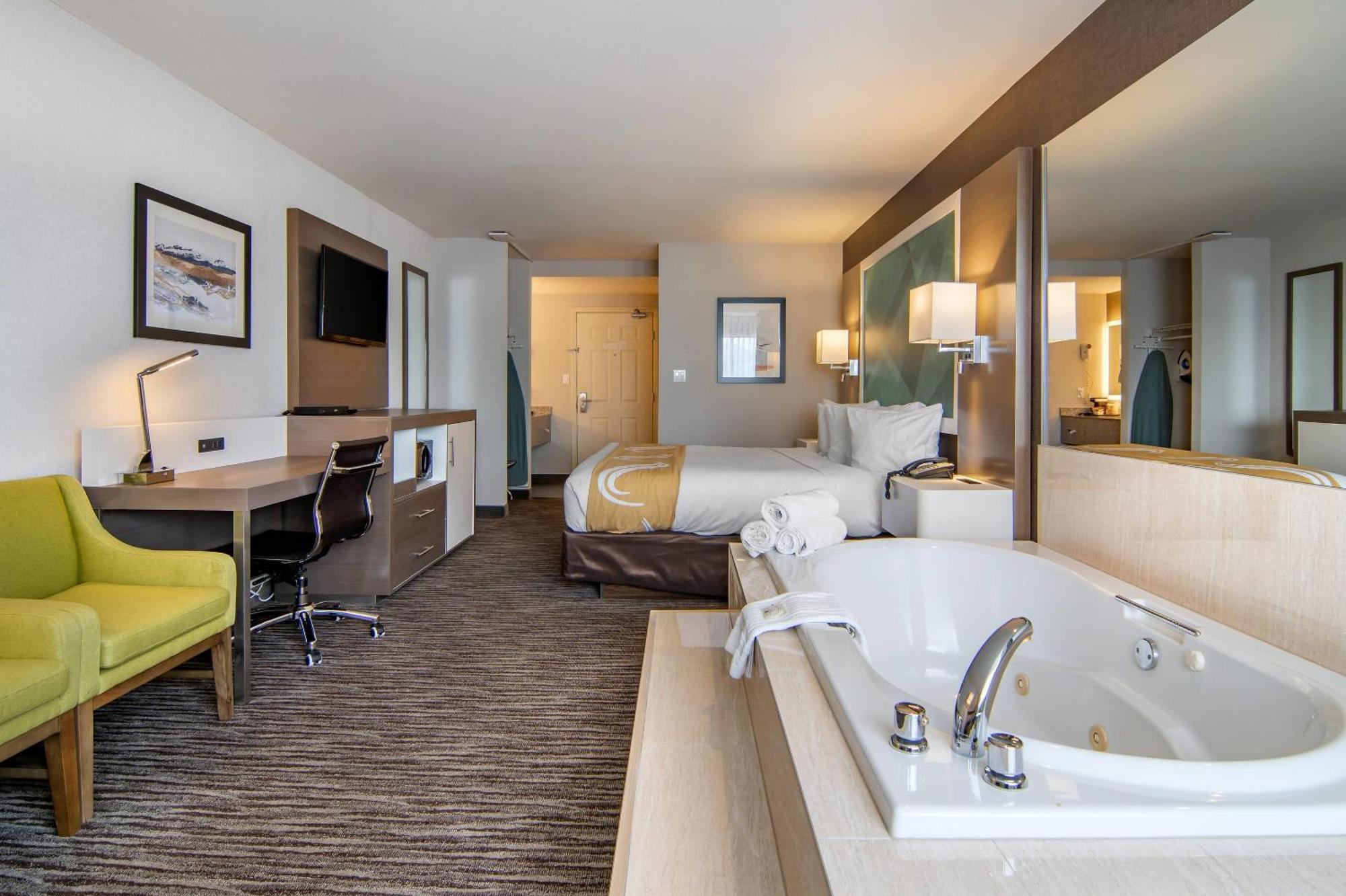 King Suite Jacuzzi