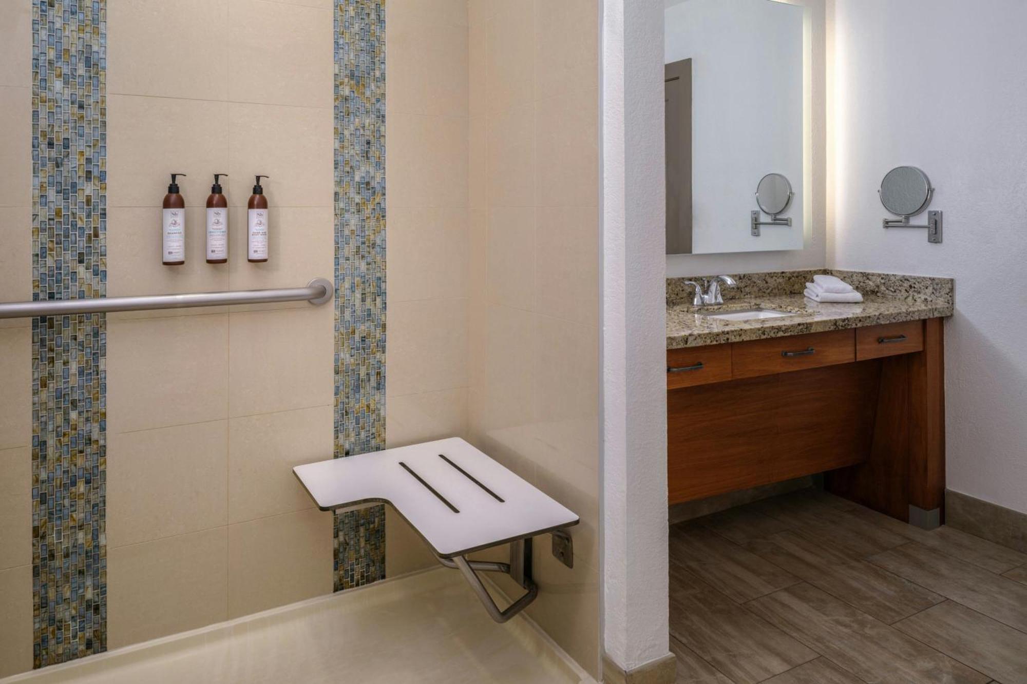 One-Bedroom Villa Balcony Whirlpool