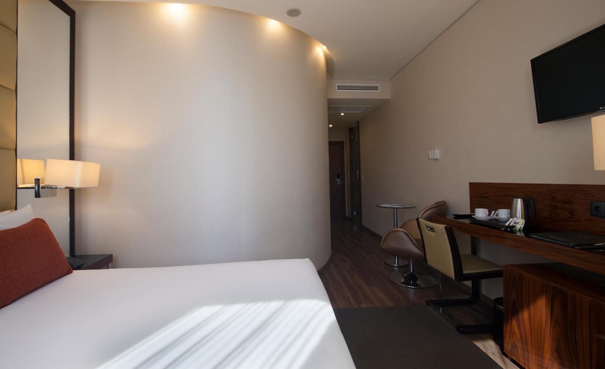 Deluxe Double Room Avenue View