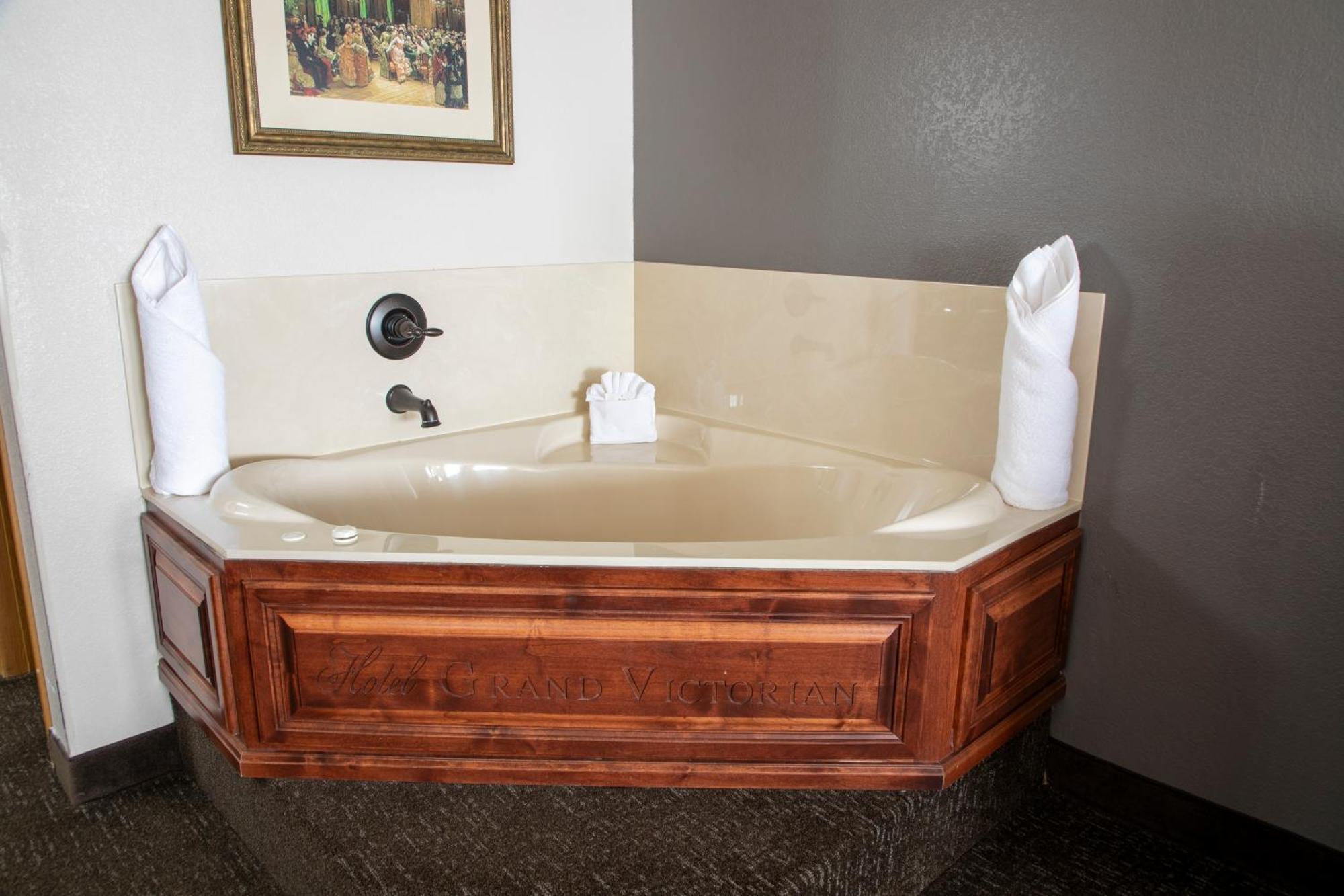 King Suite Jetted Tub