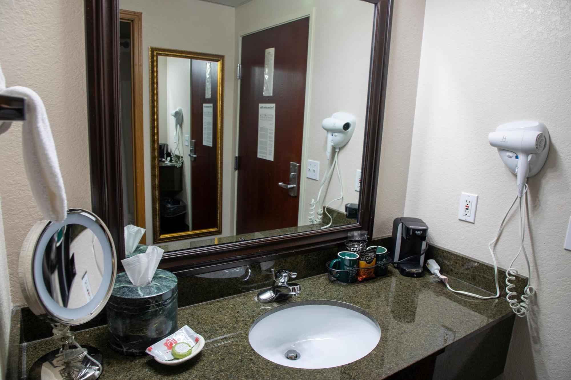 King Suite Jetted Tub
