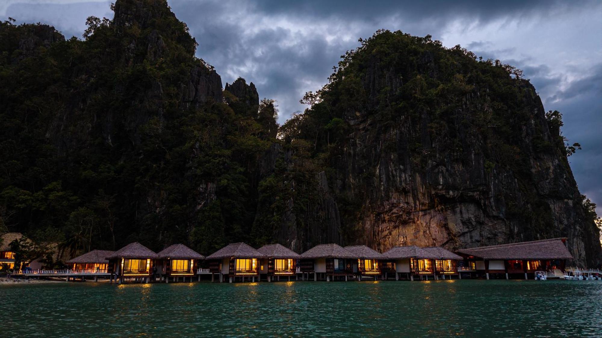 1 King Bed Water Villa