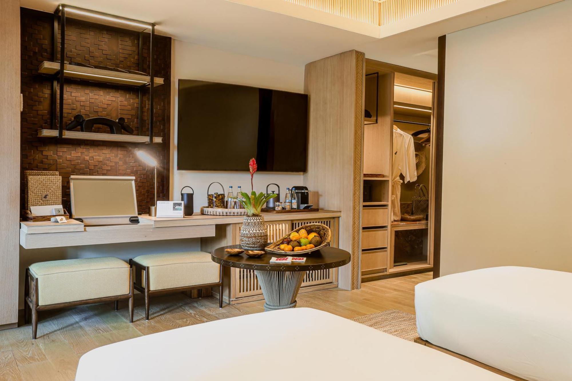 1 King Bed Forest Room