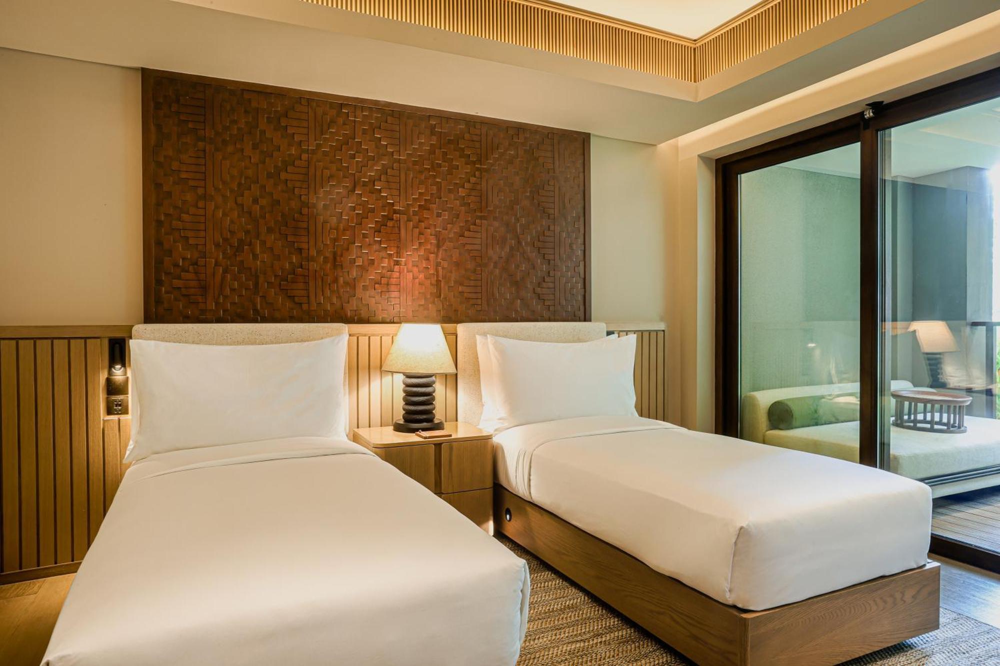 1 King Bed Forest Room