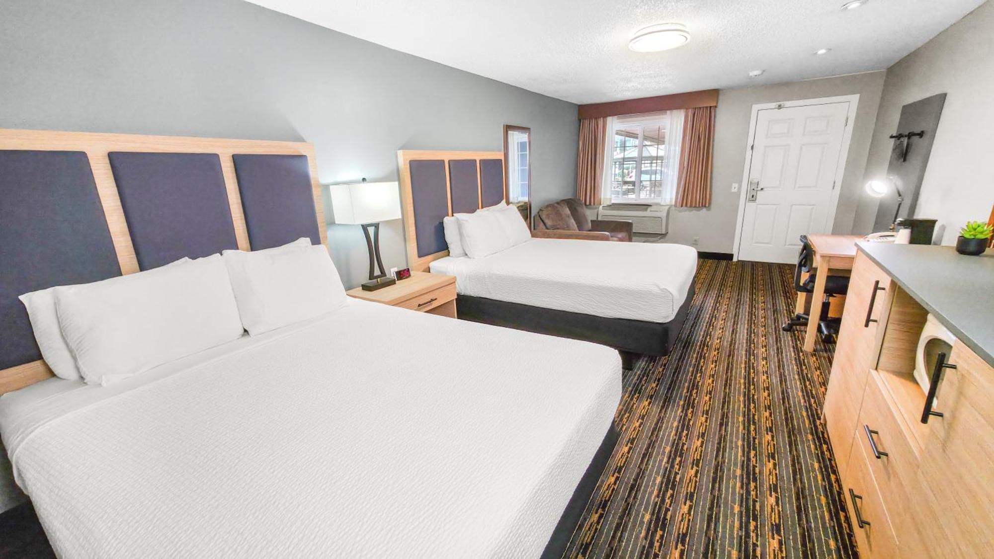 Deluxe Queen Room Two Queen Beds sofa