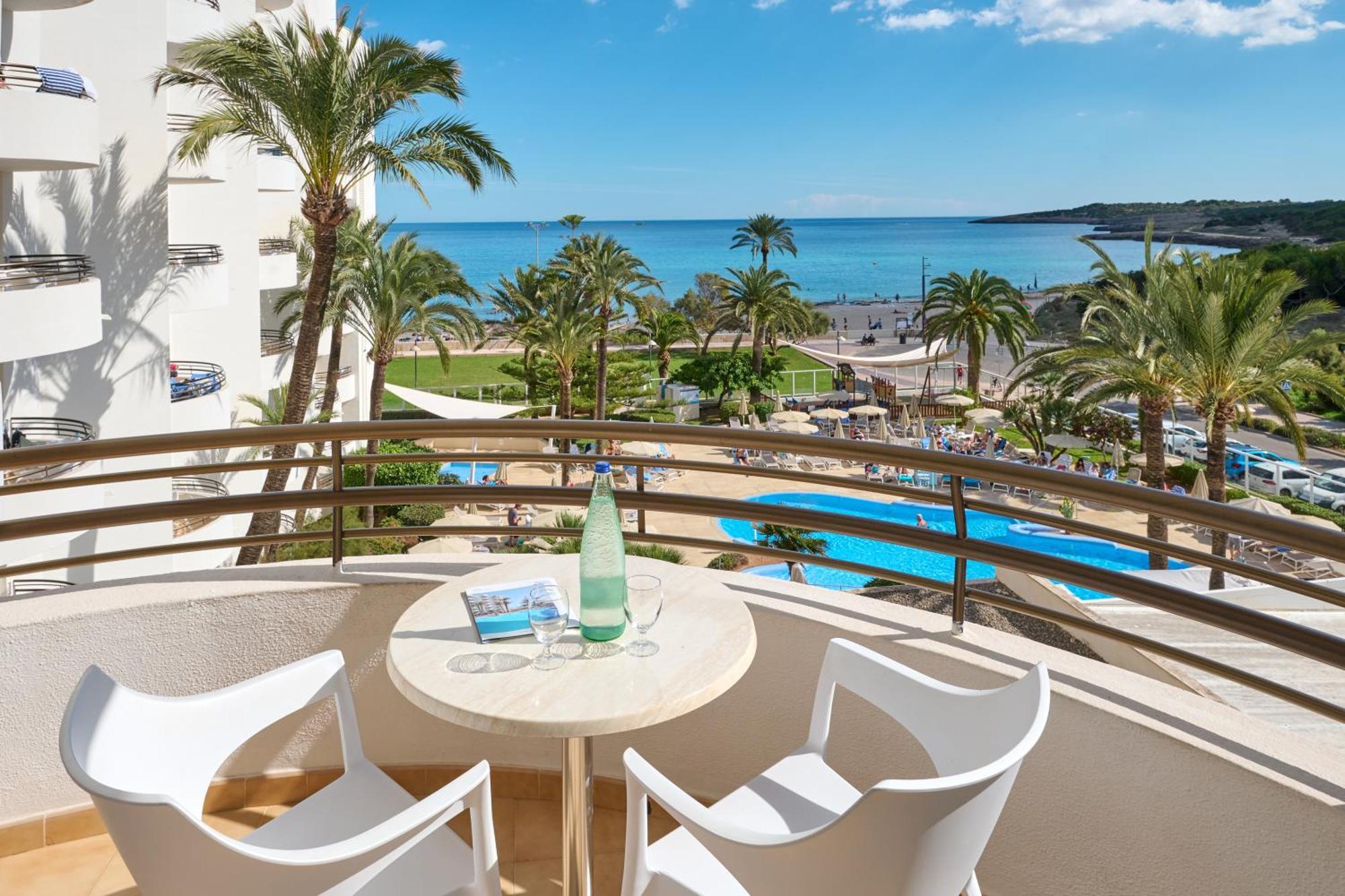 One-Bedroom Apartment Pool View