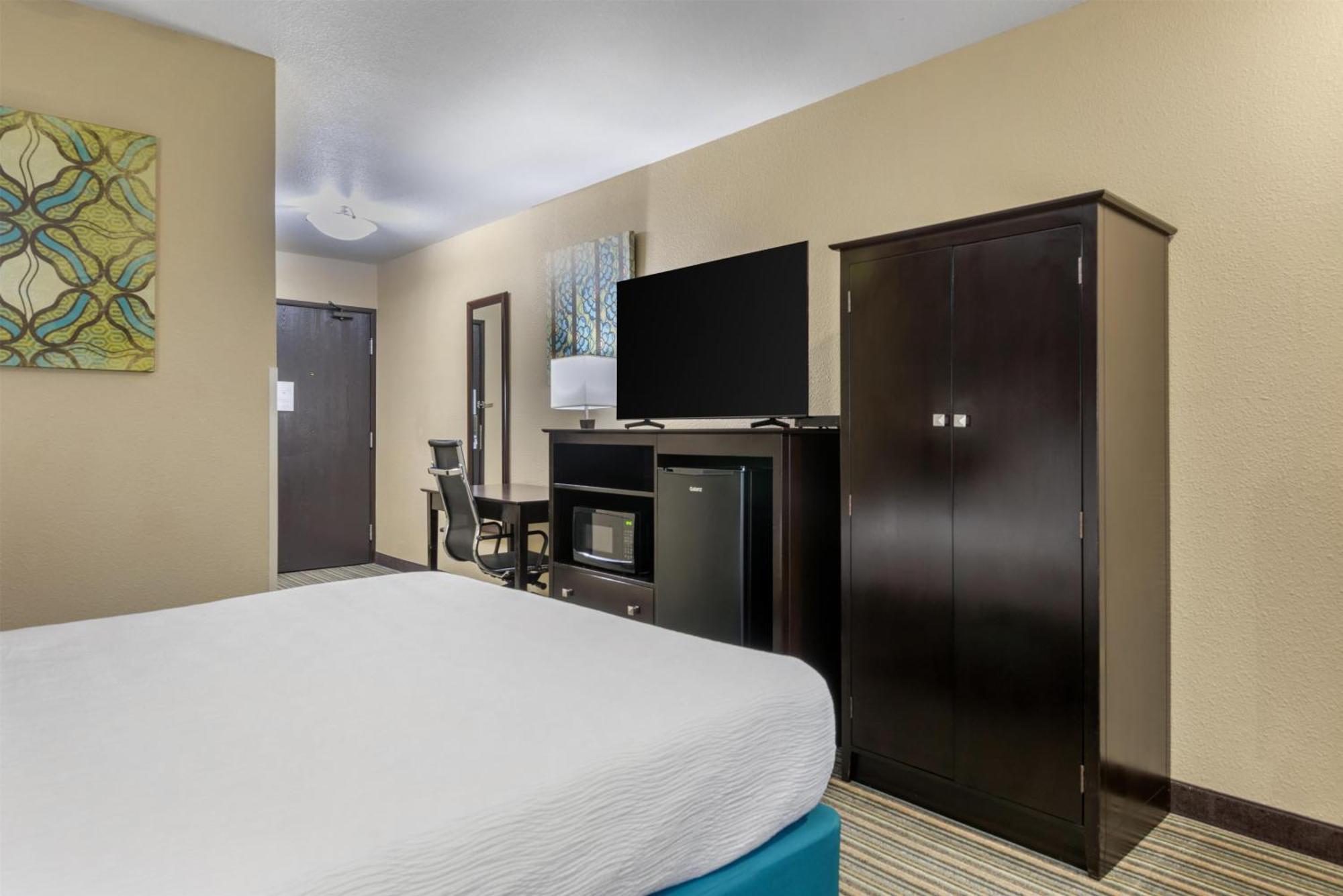 Queen Room Roll Shower Mobility Accessible or Non-Smoking