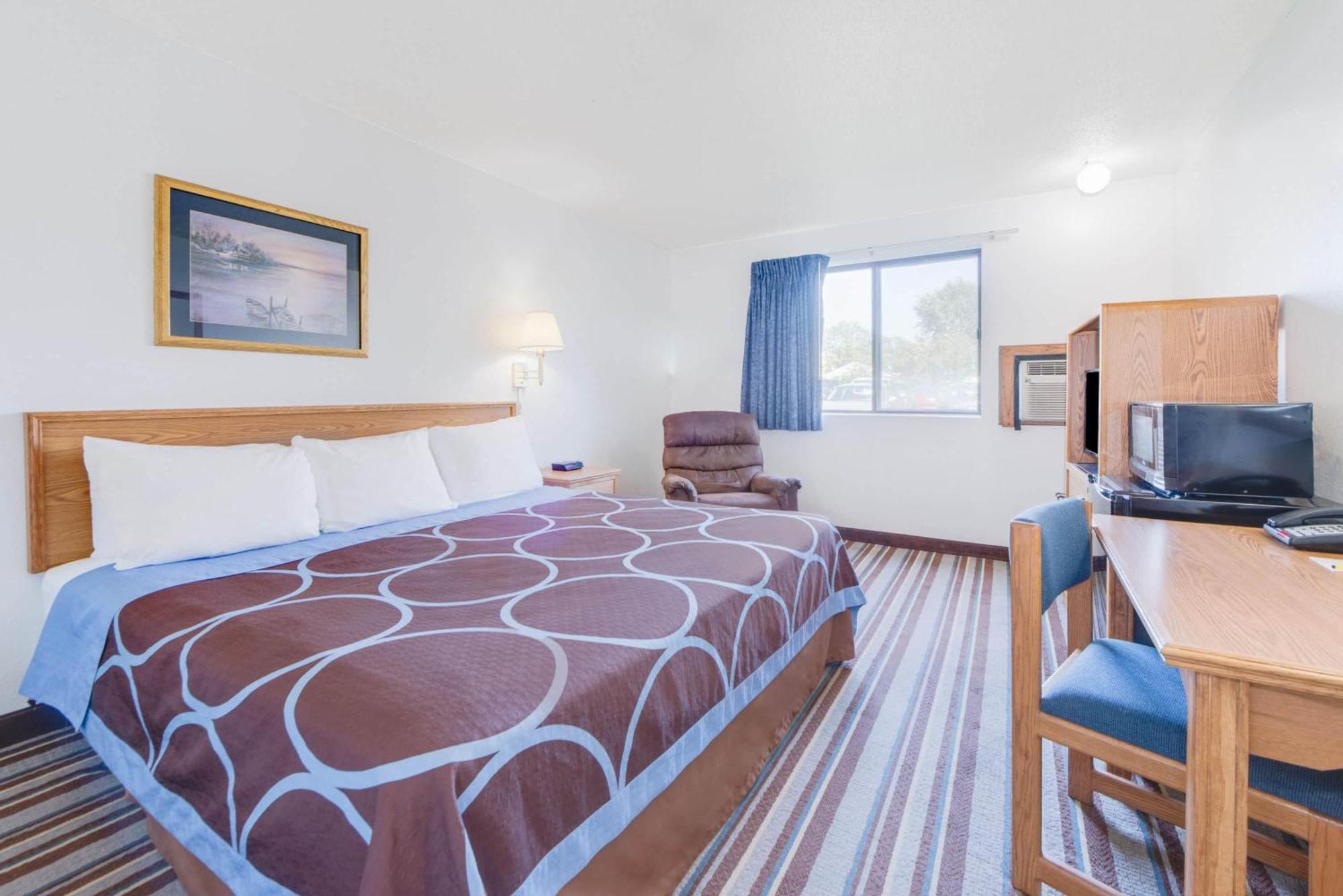 King Room Bath Tub Mobility Accessible or Non-Smoking