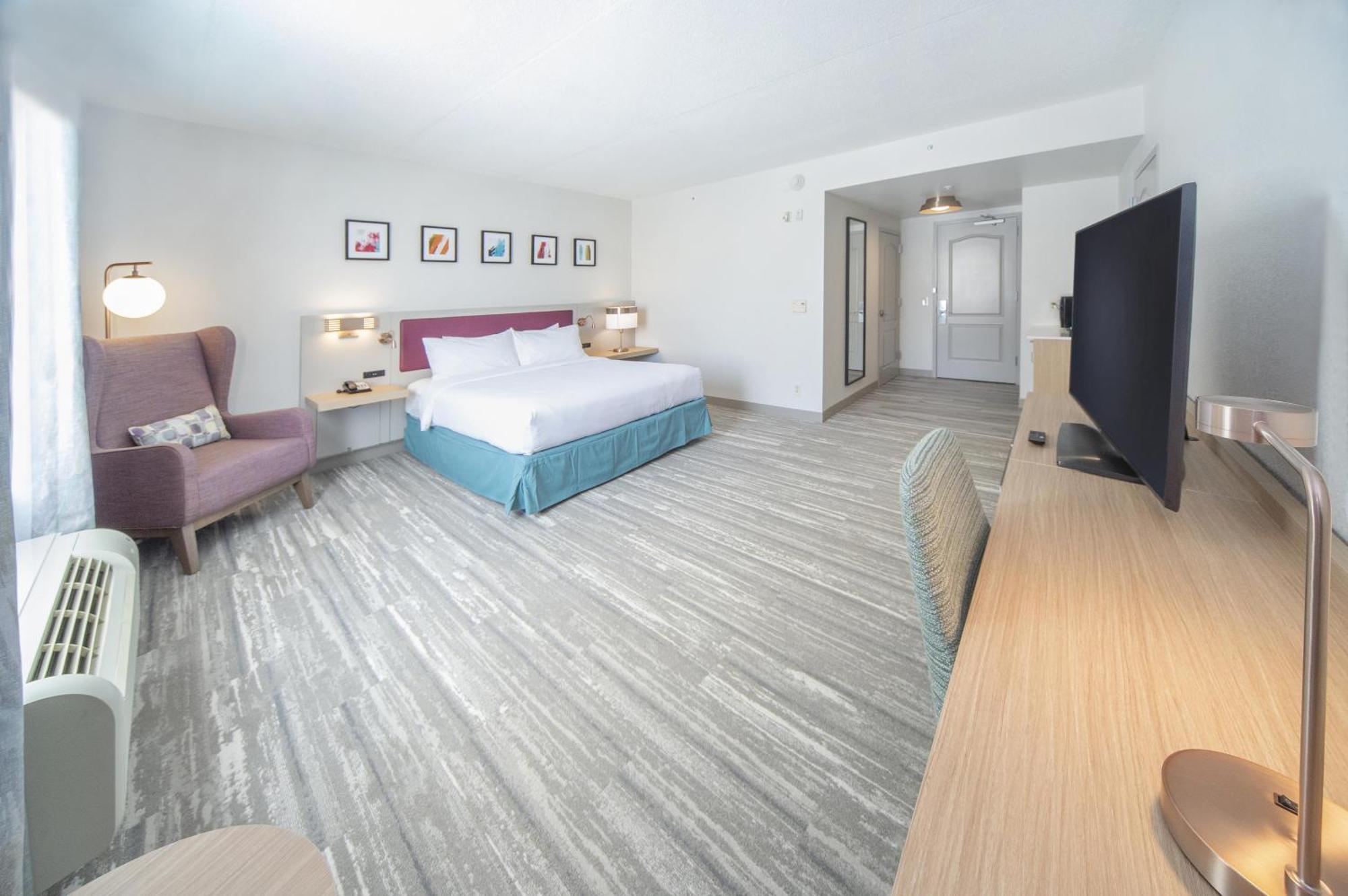 King Room Bath Tub Mobility Access